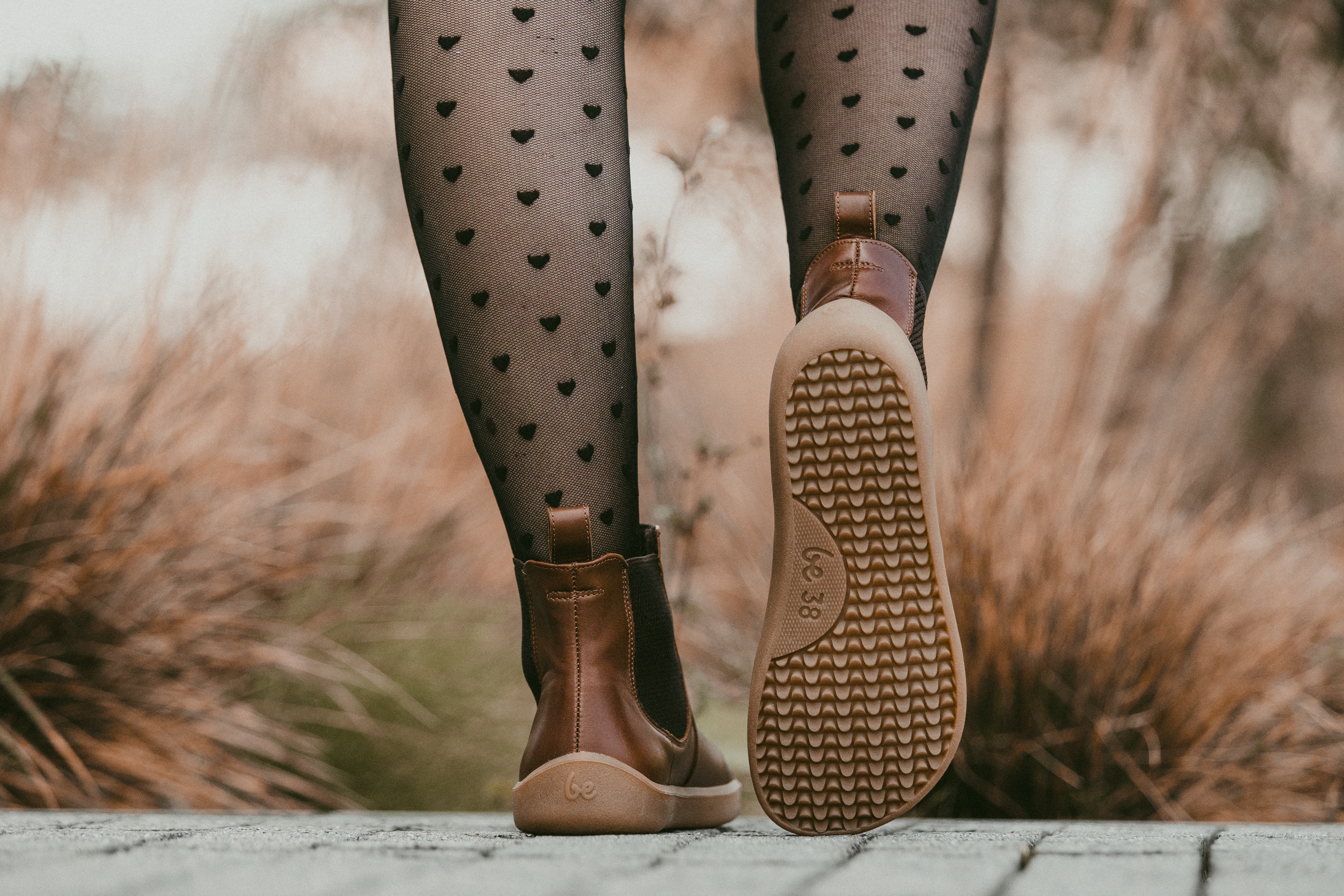 Barefoot topánky Be Lenka Entice Neo - Dark Brown.
Zvršok: koža (nappa)Podšívka: flísStielka: vyberateľná (PU recyklát + flís) Podrážka: UniGrip (guma)Výroba: Portugalsko








































.insulation-properies{display:flex}@media(max-width:991px){.insulation-properies{flex-direction:column}}﻿﻿﻿﻿













































barefoot topánky dokonale napodobňujú chodenie naboso, presne tak, ako to vymyslela prírodaBe Lenka Entice Neo v štýle chelsea sú neodmysliteľnou súčasťou prechodného obdobia či miernejšej zimyikonický dizajn s nádychom elegancie, ktorý poskytuje všetky zdravotné výhody barefoot obuvipásik z vypletenej elastickej látky umiestnený z vnútornej i vonkajšej strany dodáva topánke potrebný šmrncprémiové materiály sa postarajú o to, aby ste si užili maximálny komfort pri ich nosení4 mm hrubá flexibilná podrážka (bez výstupkov) s UniGripom vám poskytne maximálnu stabilitu a oporuštedrý priestor v špičke topánky zabezpečí prirodzený a neobmedzený pohyb vašich prstovpodošva UniGrip je ako stvorená pre vaše každodenné povinnosti v meste, pripravená zvládnuť aj nástrahy zimy
Výhody barefoot topánok:
ultra flexibilná podrážkazero drop: päta a špička v jednej rovine pre správne držanie telapriestranná špička pre vaše prstyľahká obuv
Typ: vychádzková obuv