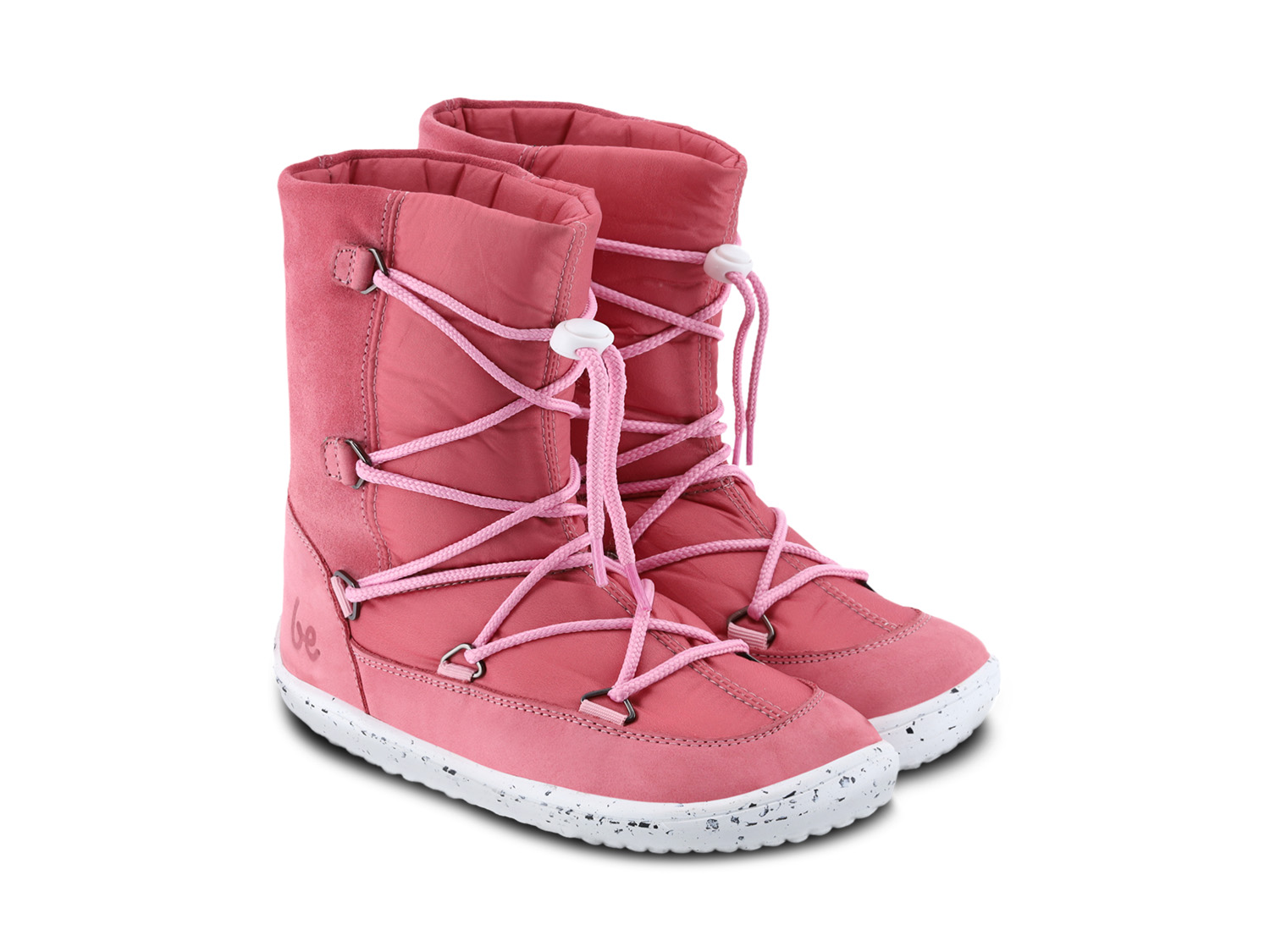 Detské zimné barefoot topánky Be Lenka Snowfox Kids 2.0 - Rose Pink.

































.insulation-properies{display:flex}@media(max-width:991px){.insulation-properies{flex-direction:column}}﻿﻿﻿﻿

































barefoot topánky dokonale napodobňujú chodenie naboso, presne tak, ako to vymyslela prírodaBe Lenka Snowfox 2.0 udržia nohy vašich detí v teple vďaka podšívke z merina vlny a vlnymembrána umiestnená medzi podšívkou a zvrškomhydrofóbny nubuk po celom obvode topánky proti oderudômyselné šnurovanie doplnené o stoper na reguláciu dotiahnutiastielka je vybavená hliníkovou vrstvou, ktorá zabraňuje prenikaniu chladu do topánkypodošva (6 mm) je čiastočne vyrobená z gumového odpaduimpregnáciou zlepšíte vodoodpudivosť topánky a uľahčíte údržbuPodošva KidsComfort vďaka svojim výstupkom zaručuje dokonalú stabilitu a kontrolu kroku pri každodennom pohybe
Hlavné atribúty barefoot obuvi
Široký priestor pre prstyTenká a flexibilná podrážkaPäta a špička sú v jednej rovineĽahká obuv
Druh obuvi: vychádzková obuv