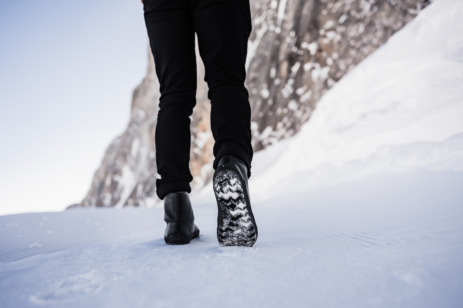 Zimné barefoot topánky Be Lenka Winter 3.0 - Black.


.insulation-properies{display:flex}@media(max-width:991px){.insulation-properies{flex-direction:column}}﻿﻿﻿﻿



barefoot topánky dokonale napodobňujú chodenie naboso, presne tak, ako to vymyslela prírodakoža prvotriednej kvalityvlnená podšívka so skvelými termoregulačnými vlastnosťami ochráni vaše nohy pred chladompodošva DeepGrip je navrhnutá pre lepšiu stabilitu na rôznych povrchochvodoodpudivá membrána medzi kožou a vlnou zabezpečí, že vaše nohy zostanú v suchu a teplevodoodpudivá koža zabraňuje prieniku vlhkosti do obuvi, pre väčší efekt použite impregnáciudômyselne umiestnené háčiky pre ešte praktickejšie obúvanie

Výhody barefoot topánok:
ultra flexibilná podrážkazero drop: päta a špička v jednej rovine pre správne držanie telapriestranná špička pre vaše prstyľahká obuv
Typ obuvi: vychádzková obuv