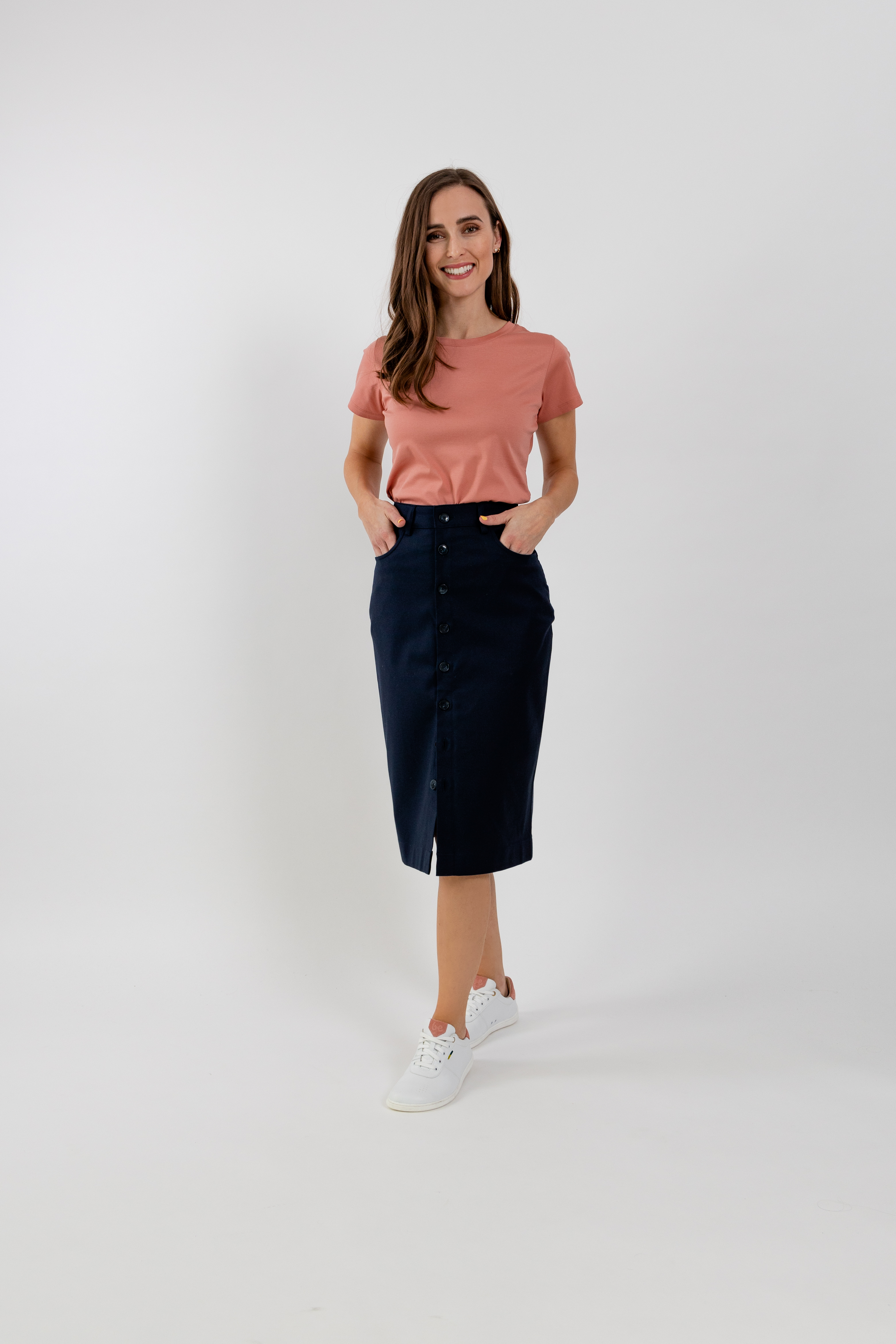 Dámska midi sukňa Be Lenka Essentials - Navy.
98 % bavlna pre dokonalý komfort so štipkou elastanu pre lepšiu elasticitumateriál sukne nestratí na kvalite ani po mnohých praniachvysoký obsah bavlny zabezpečí priedušnosť a lepšie odvádzanie vlhkostivygravírovaný nápis Be Lenka na všetkých gombíkochideálny kúsok na doplnenie vášho kapsulového šatníkaantibakteriálne vlastnosti
Vlastnosti:
vodoodpudivý materiál
Modelka je vysoká 168 cm a má oblečenú veľkosť XS.