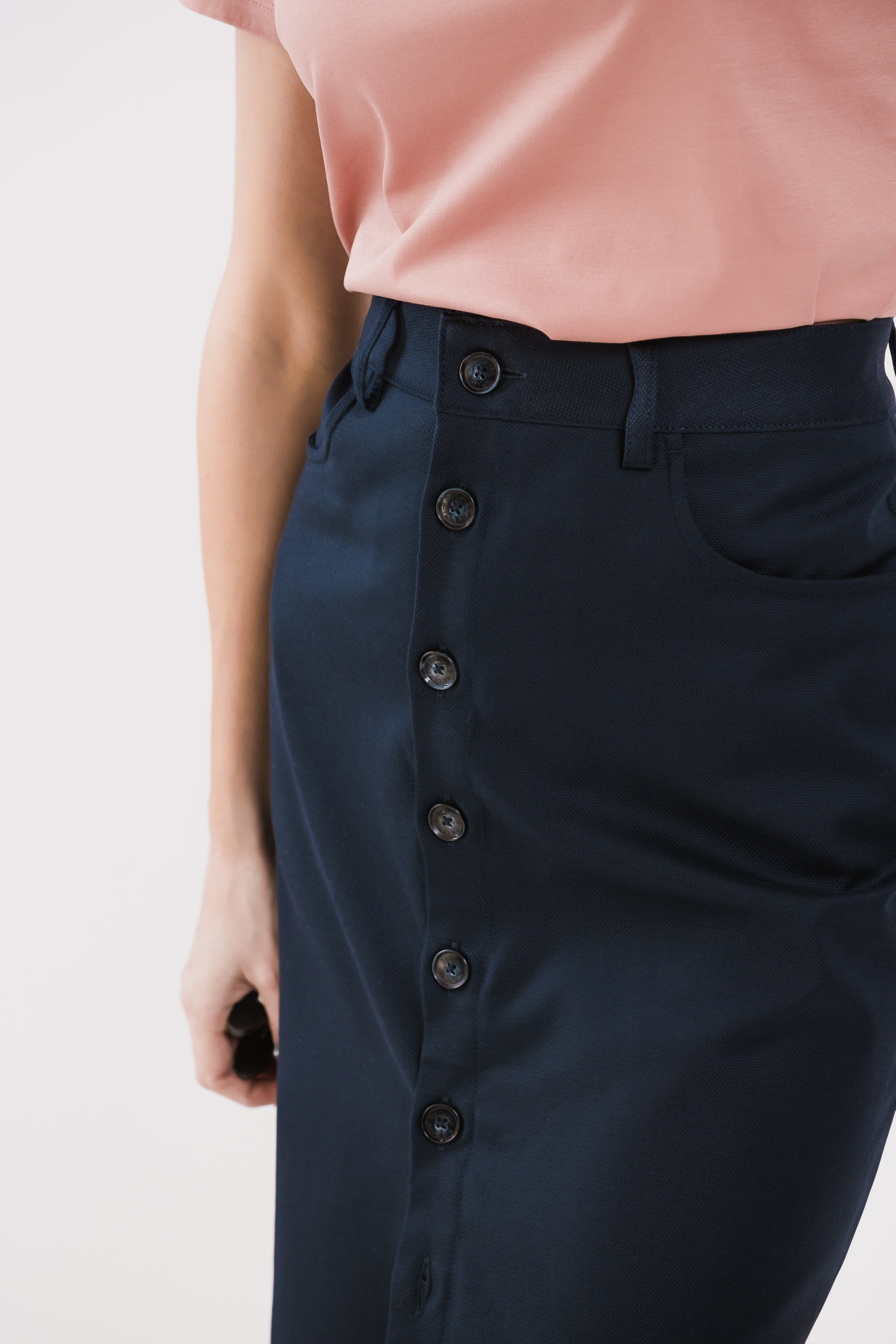 Dámska midi sukňa Be Lenka Essentials - Navy.
98 % bavlna pre dokonalý komfort so štipkou elastanu pre lepšiu elasticitumateriál sukne nestratí na kvalite ani po mnohých praniachvysoký obsah bavlny zabezpečí priedušnosť a lepšie odvádzanie vlhkostivygravírovaný nápis Be Lenka na všetkých gombíkochideálny kúsok na doplnenie vášho kapsulového šatníkaantibakteriálne vlastnosti
Vlastnosti:
vodoodpudivý materiál
Modelka je vysoká 168 cm a má oblečenú veľkosť XS.