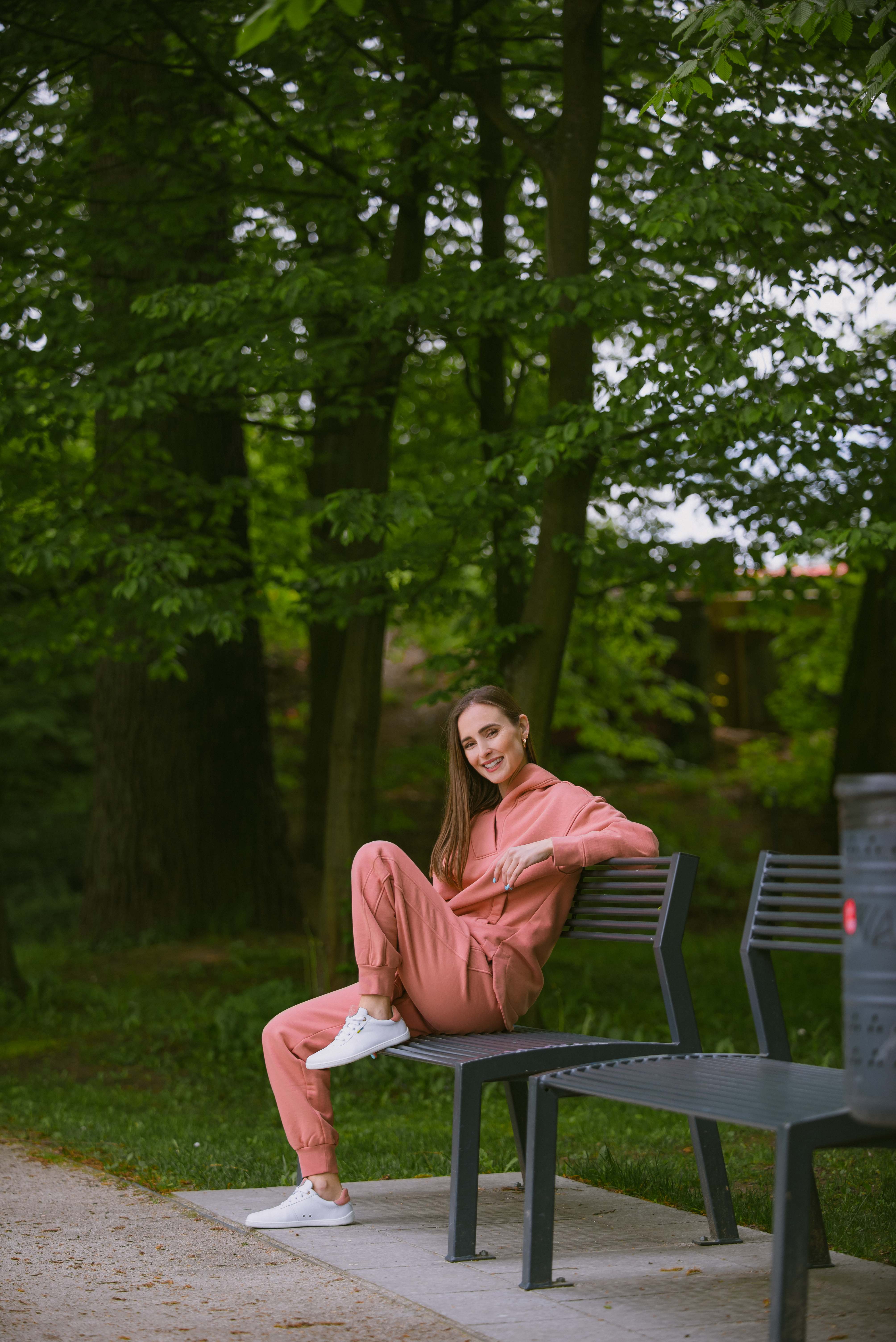 Dámska mikina s kapucňou Be Lenka Essentials - Salmon Pink.
100% bavlna veľmi dobre odvádza vlhkosťmäkký a pohodlný materiál na celodenné nosenieprecízne šitie s dôrazom na každý detailvyššia váha mikiny zaručuje trvácnosť aj po mnohých praniachdve samostatné vrecká s vyšitým logom Be Lenka
Vlastnosti:
povrchová antibakteriálna úpravanekrčivý materiálvodoodpudivý materiál
Modelka je vysoká 168 cm a má oblečenú veľkosť XS.