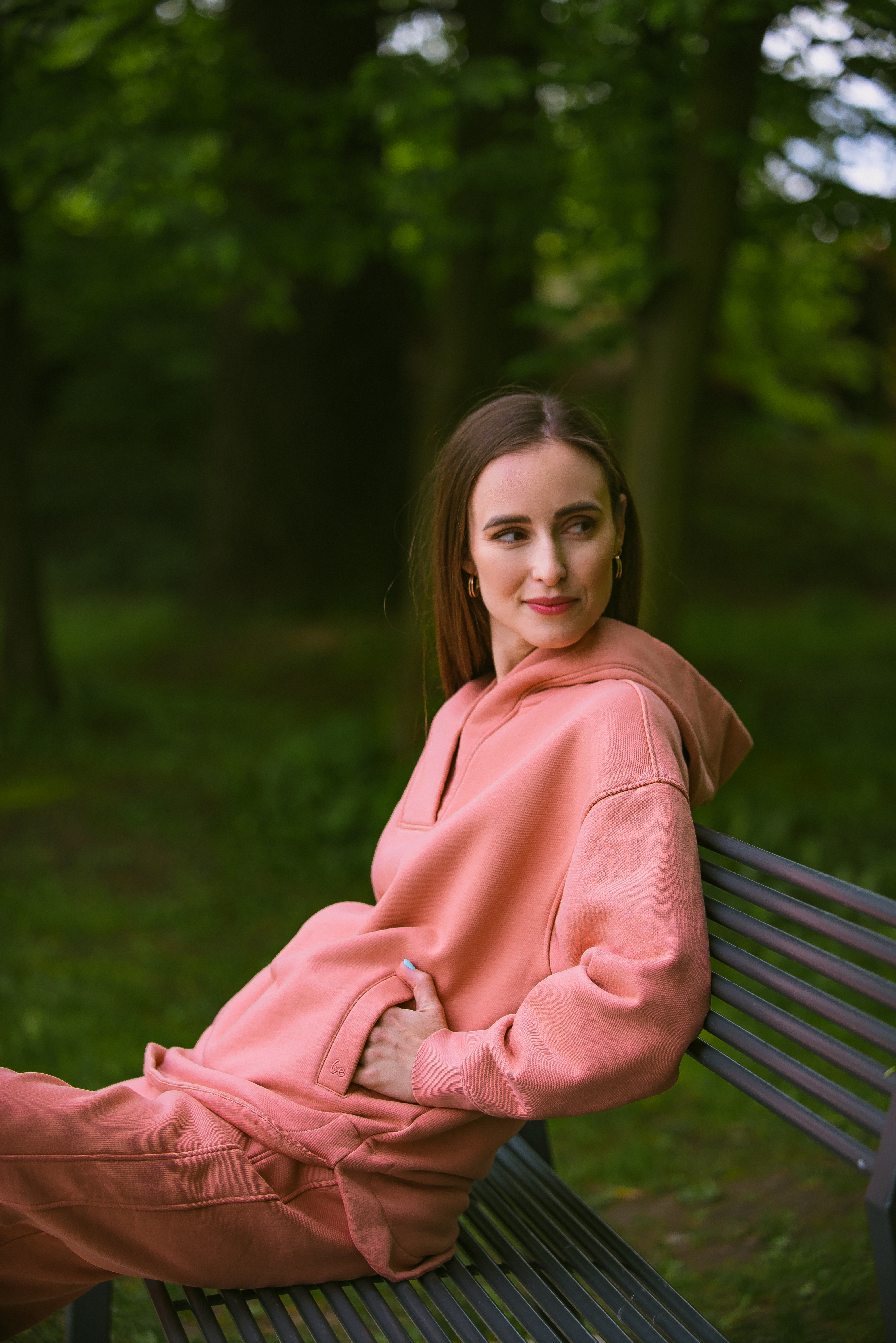 Dámska mikina s kapucňou Be Lenka Essentials - Salmon Pink.
100% bavlna veľmi dobre odvádza vlhkosťmäkký a pohodlný materiál na celodenné nosenieprecízne šitie s dôrazom na každý detailvyššia váha mikiny zaručuje trvácnosť aj po mnohých praniachdve samostatné vrecká s vyšitým logom Be Lenka
Vlastnosti:
povrchová antibakteriálna úpravanekrčivý materiálvodoodpudivý materiál
Modelka je vysoká 168 cm a má oblečenú veľkosť XS.