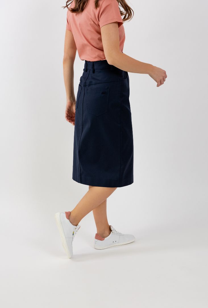 Dámska midi sukňa Be Lenka Essentials - Navy.
98 % bavlna pre dokonalý komfort so štipkou elastanu pre lepšiu elasticitumateriál sukne nestratí na kvalite ani po mnohých praniachvysoký obsah bavlny zabezpečí priedušnosť a lepšie odvádzanie vlhkostivygravírovaný nápis Be Lenka na všetkých gombíkochideálny kúsok na doplnenie vášho kapsulového šatníkaantibakteriálne vlastnosti
Vlastnosti:
vodoodpudivý materiál
Modelka je vysoká 168 cm a má oblečenú veľkosť XS.