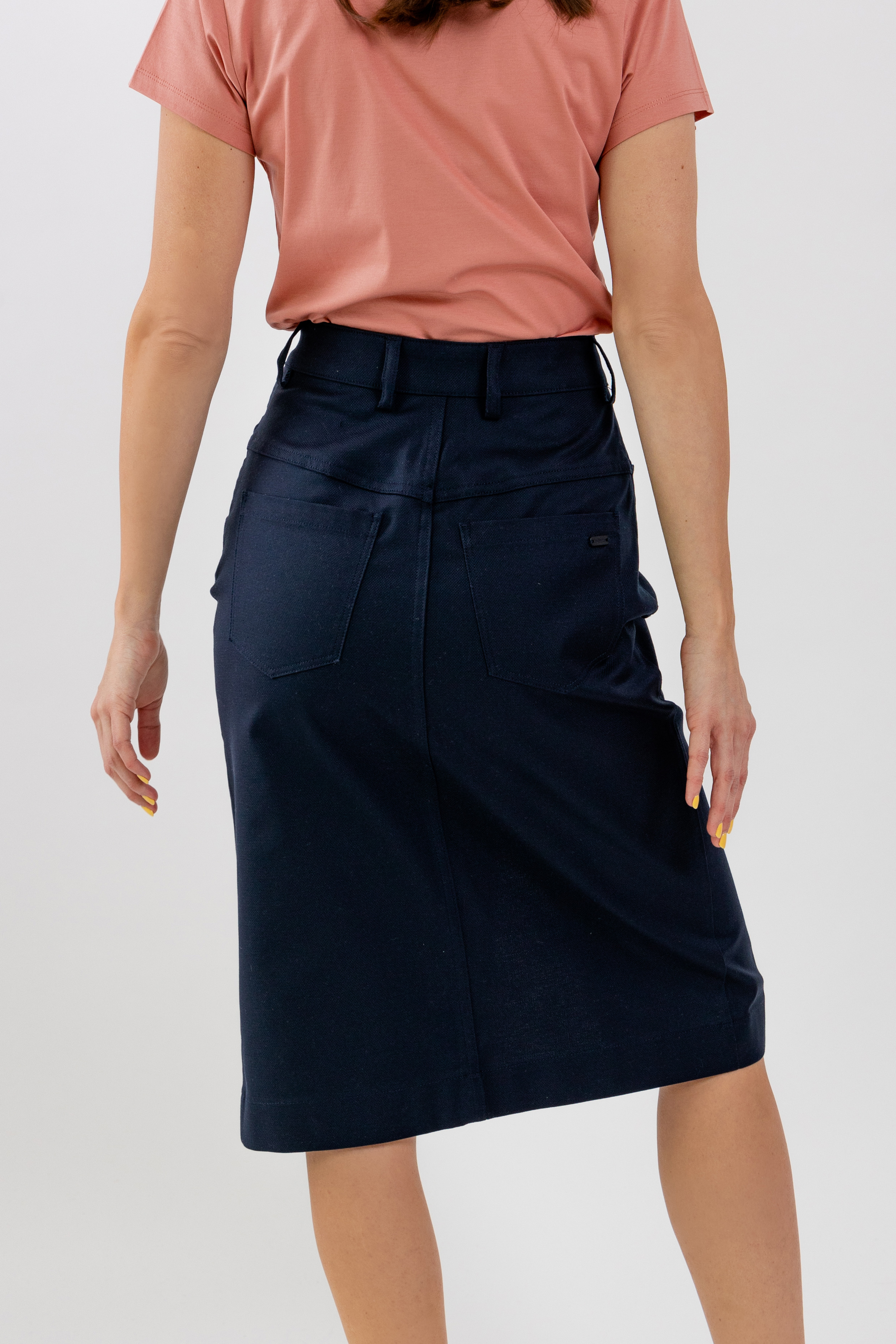 Dámska midi sukňa Be Lenka Essentials - Navy.
98 % bavlna pre dokonalý komfort so štipkou elastanu pre lepšiu elasticitumateriál sukne nestratí na kvalite ani po mnohých praniachvysoký obsah bavlny zabezpečí priedušnosť a lepšie odvádzanie vlhkostivygravírovaný nápis Be Lenka na všetkých gombíkochideálny kúsok na doplnenie vášho kapsulového šatníkaantibakteriálne vlastnosti
Vlastnosti:
vodoodpudivý materiál
Modelka je vysoká 168 cm a má oblečenú veľkosť XS.