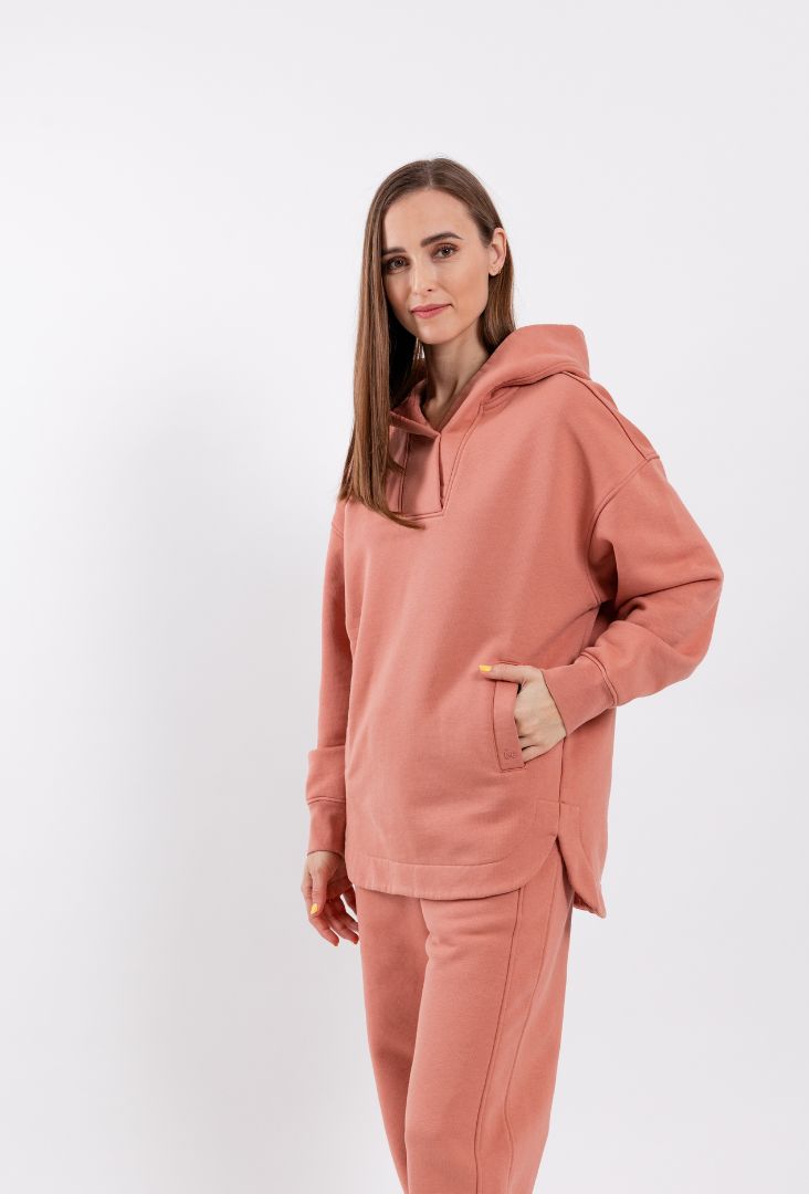 Dámska mikina s kapucňou Be Lenka Essentials - Salmon Pink.
100% bavlna veľmi dobre odvádza vlhkosťmäkký a pohodlný materiál na celodenné nosenieprecízne šitie s dôrazom na každý detailvyššia váha mikiny zaručuje trvácnosť aj po mnohých praniachdve samostatné vrecká s vyšitým logom Be Lenka
Vlastnosti:
povrchová antibakteriálna úpravanekrčivý materiálvodoodpudivý materiál
Modelka je vysoká 168 cm a má oblečenú veľkosť XS.