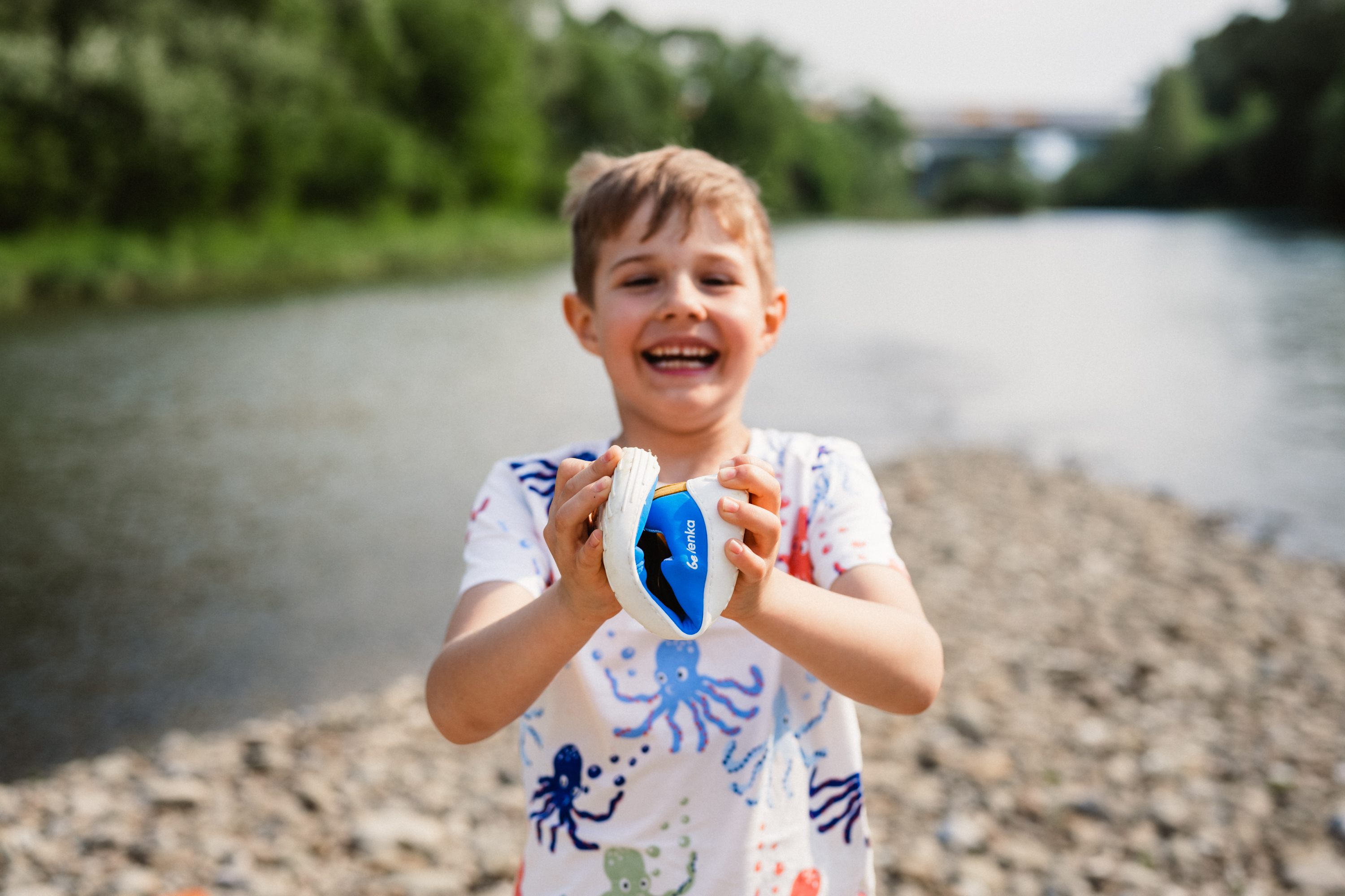 Detské barefoot tenisky Be Lenka Seasiders - Bluelicious.
 špička topánok je dostatočne široká na to, aby sa prsty pri pohybe mohli prirodzene hýbaťpodšívka je príjemná na dotyk a navyše zaisťuje komfort i tepelnú izoláciuflexibilná podošva KidsUltraGrip s kresleným vzorom o hrúbke 6 mm zabezpečuje ideálny kontakt s povrchom (priaznivo pôsobí na vývoj detského chodidla)topánky sú vyrobené z neoprénu, takže vydržia aj šantenie pri vode, nie sú však určené priamo do vodyobuv nie je určená na športovanie (pri bicyklovaní, jazdení na kolobežke a iných činnostiach namáhajúcich podrážku môže dôjsť k jej mechanickému poškodeniu)
Výhody barefoot topánok:
ultra flexibilná podrážkazero drop: päta a špička v jednej rovine pre správne držanie telapriestranná špička pre vaše prstyľahká obuv
Typ: vychádzková obuv