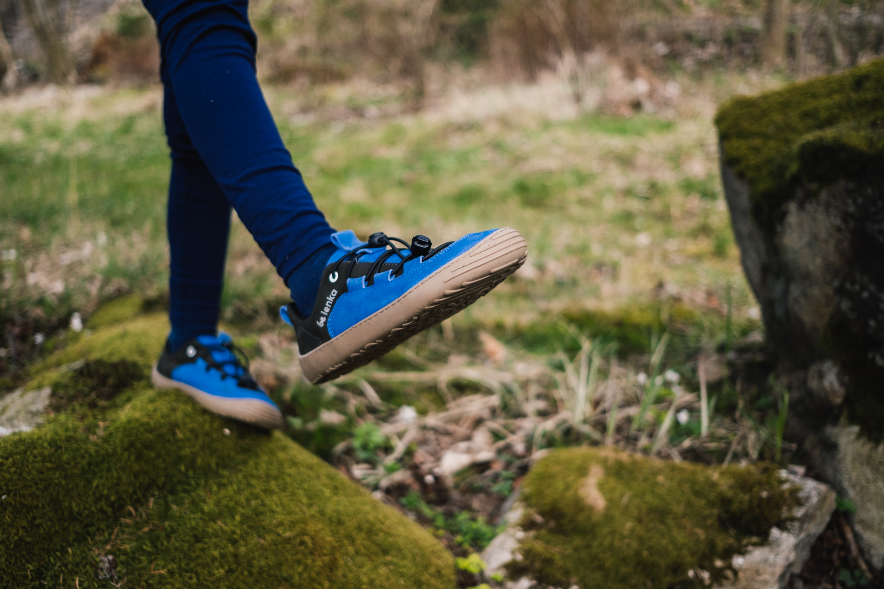 Detské barefoot tenisky Be Lenka Xplorer - Blue & Olive Black.
 tenisky vyrobené z prémiovej kože nubukšpička topánok je dostatočne široká na to, aby sa prsty pri pohybe mohli prirodzene hýbaťpodšívka je príjemná na dotyk a navyše zaisťuje komfort i tepelnú izoláciustoper umožňuje ideálne stiahnutie tenisiek na priehlavkuflexibilná podrážka KidsUltraGrip s kresleným vzorom o hrúbke 6 mm zabezpečuje ideálny kontakt s povrchom (priaznivo pôsobí na vývoj detského chodidla)obuv nie je určená na športovanie (pri bicyklovaní, jazdení na kolobežke a iných činnostiach namáhajúcich podrážku môže dôjsť k jej mechanickému poškodeniu)
Výhody barefoot topánok:
ultra flexibilná podrážkazero drop: päta a špička v jednej rovine pre správne držanie telapriestranná špička pre vaše prstyľahká obuv
Typ: vychádzková obuv