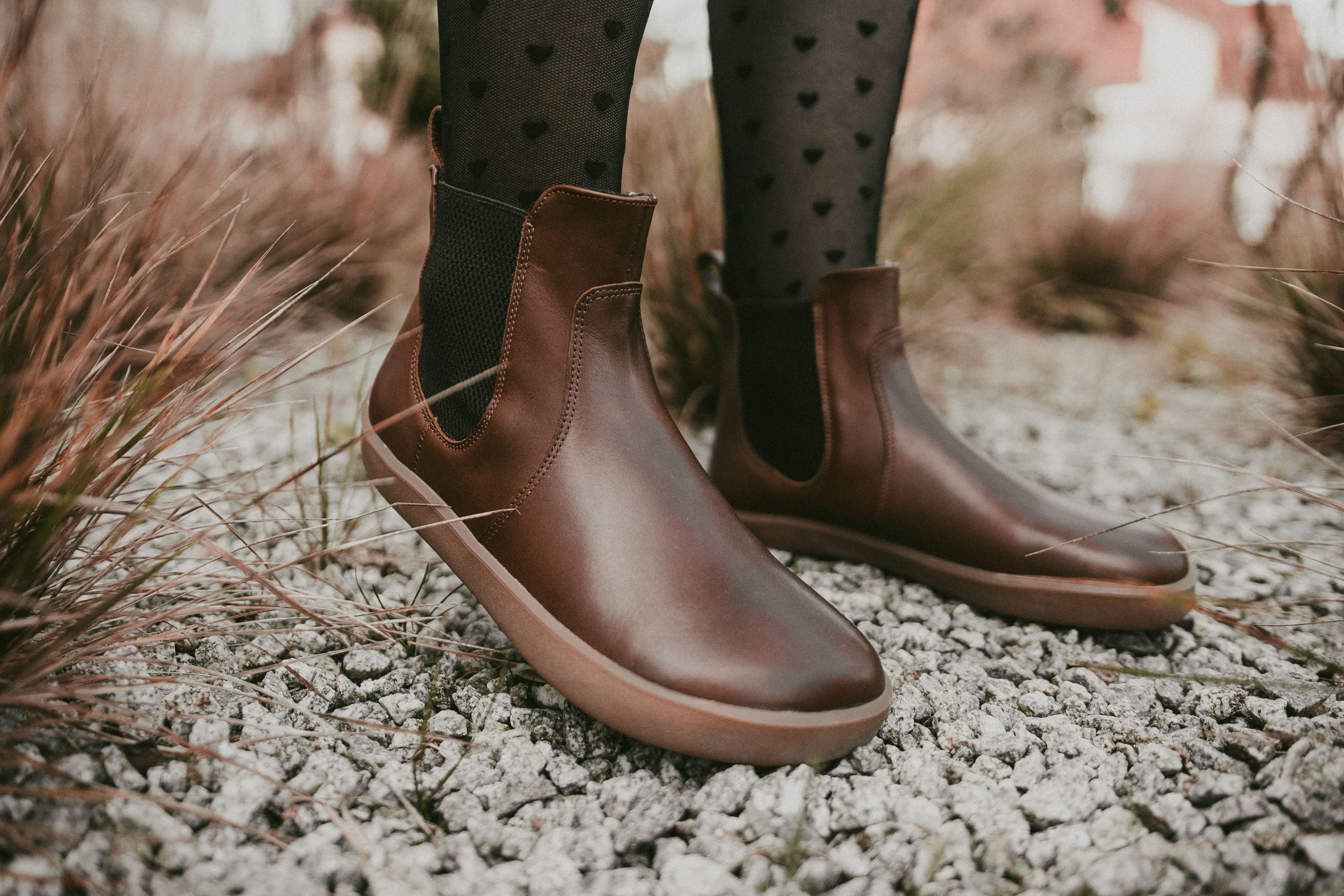 Barefoot topánky Be Lenka Entice Neo - Dark Brown.
Zvršok: koža (nappa)Podšívka: flísStielka: vyberateľná (PU recyklát + flís) Podrážka: UniGrip (guma)Výroba: Portugalsko








































.insulation-properies{display:flex}@media(max-width:991px){.insulation-properies{flex-direction:column}}﻿﻿﻿﻿













































barefoot topánky dokonale napodobňujú chodenie naboso, presne tak, ako to vymyslela prírodaBe Lenka Entice Neo v štýle chelsea sú neodmysliteľnou súčasťou prechodného obdobia či miernejšej zimyikonický dizajn s nádychom elegancie, ktorý poskytuje všetky zdravotné výhody barefoot obuvipásik z vypletenej elastickej látky umiestnený z vnútornej i vonkajšej strany dodáva topánke potrebný šmrncprémiové materiály sa postarajú o to, aby ste si užili maximálny komfort pri ich nosení4 mm hrubá flexibilná podrážka (bez výstupkov) s UniGripom vám poskytne maximálnu stabilitu a oporuštedrý priestor v špičke topánky zabezpečí prirodzený a neobmedzený pohyb vašich prstovpodošva UniGrip je ako stvorená pre vaše každodenné povinnosti v meste, pripravená zvládnuť aj nástrahy zimy
Výhody barefoot topánok:
ultra flexibilná podrážkazero drop: päta a špička v jednej rovine pre správne držanie telapriestranná špička pre vaše prstyľahká obuv
Typ: vychádzková obuv