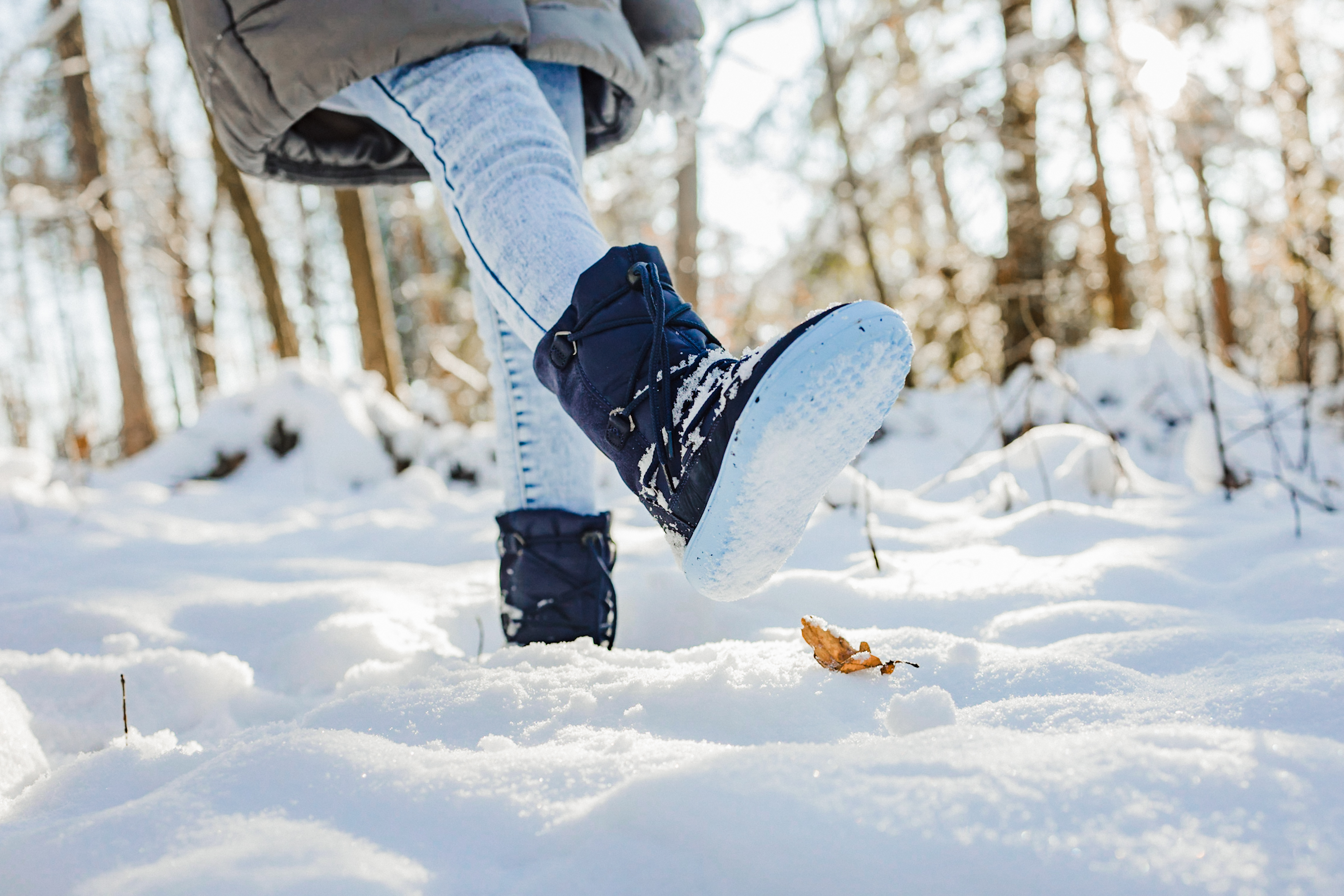 Detské zimné barefoot topánky Be Lenka Snowfox Kids 2.0 - Dark & Light Blue.

































.insulation-properies{display:flex}@media(max-width:991px){.insulation-properies{flex-direction:column}}﻿﻿﻿﻿

































barefoot topánky dokonale napodobňujú chodenie naboso, presne tak, ako to vymyslela prírodaBe Lenka Snowfox 2.0 udržia nohy vašich detí v teple vďaka podšívke z merina vlny a vlnymembrána umiestnená medzi podšívkou a zvrškomhydrofóbny nubuk po celom obvode topánky proti oderudômyselné šnurovanie doplnené o stoper na reguláciu dotiahnutiastielka je vybavená hliníkovou vrstvou, ktorá zabraňuje prenikaniu chladu do topánkypodošva (6 mm) je čiastočne vyrobená z gumového odpaduimpregnáciou zlepšíte vodoodpudivosť topánky a uľahčíte údržbuPodošva KidsComfort vďaka svojim výstupkom zaručuje dokonalú stabilitu a kontrolu kroku pri každodennom pohybe
Hlavné atribúty barefoot obuvi
Široký priestor pre prstyTenká a flexibilná podrážkaPäta a špička sú v jednej rovineĽahká obuv
Druh obuvi: vychádzková obuv