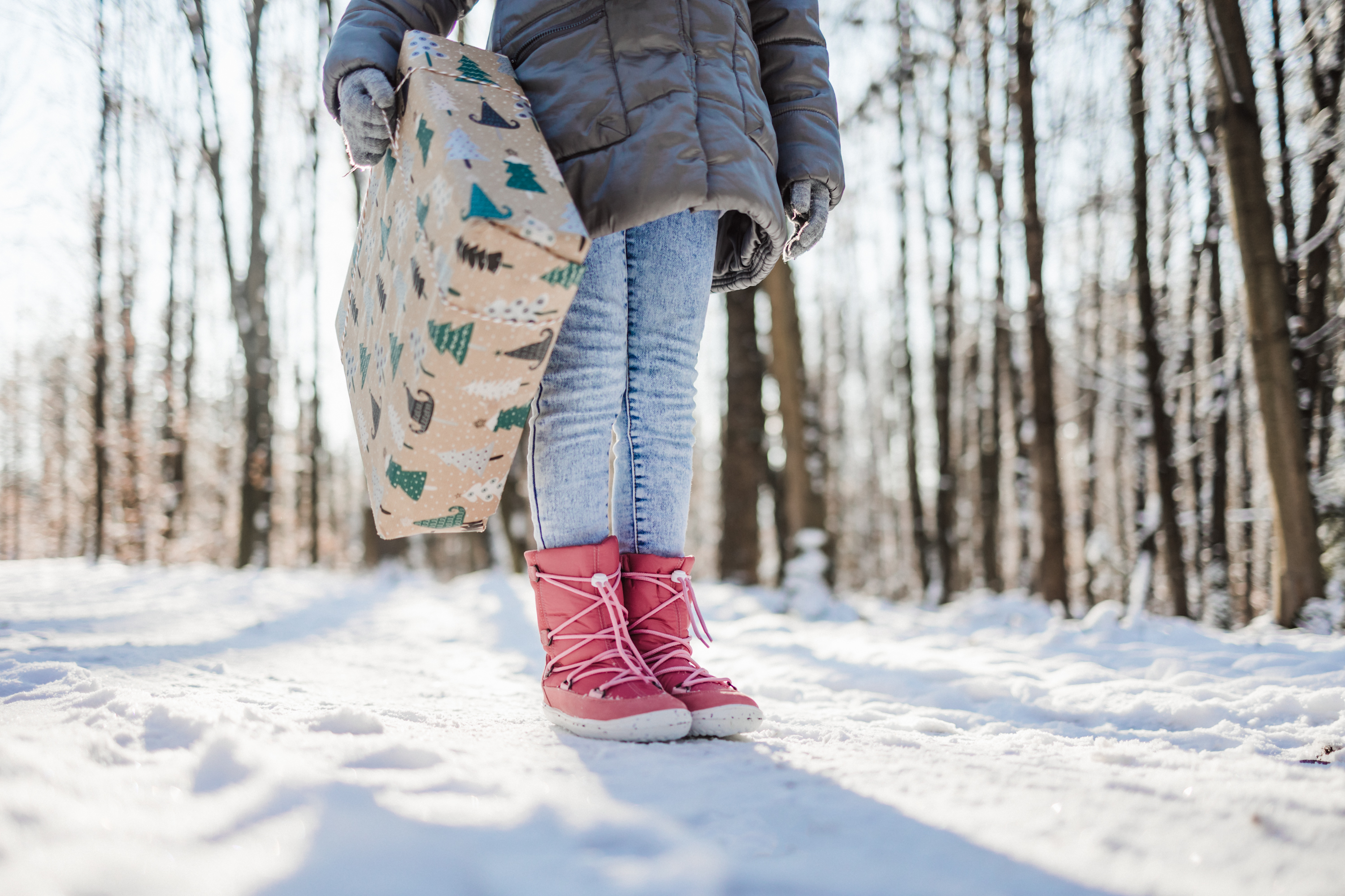 Detské zimné barefoot topánky Be Lenka Snowfox Kids 2.0 - Rose Pink.

































.insulation-properies{display:flex}@media(max-width:991px){.insulation-properies{flex-direction:column}}﻿﻿﻿﻿

































barefoot topánky dokonale napodobňujú chodenie naboso, presne tak, ako to vymyslela prírodaBe Lenka Snowfox 2.0 udržia nohy vašich detí v teple vďaka podšívke z merina vlny a vlnymembrána umiestnená medzi podšívkou a zvrškomhydrofóbny nubuk po celom obvode topánky proti oderudômyselné šnurovanie doplnené o stoper na reguláciu dotiahnutiastielka je vybavená hliníkovou vrstvou, ktorá zabraňuje prenikaniu chladu do topánkypodošva (6 mm) je čiastočne vyrobená z gumového odpaduimpregnáciou zlepšíte vodoodpudivosť topánky a uľahčíte údržbuPodošva KidsComfort vďaka svojim výstupkom zaručuje dokonalú stabilitu a kontrolu kroku pri každodennom pohybe
Hlavné atribúty barefoot obuvi
Široký priestor pre prstyTenká a flexibilná podrážkaPäta a špička sú v jednej rovineĽahká obuv
Druh obuvi: vychádzková obuv