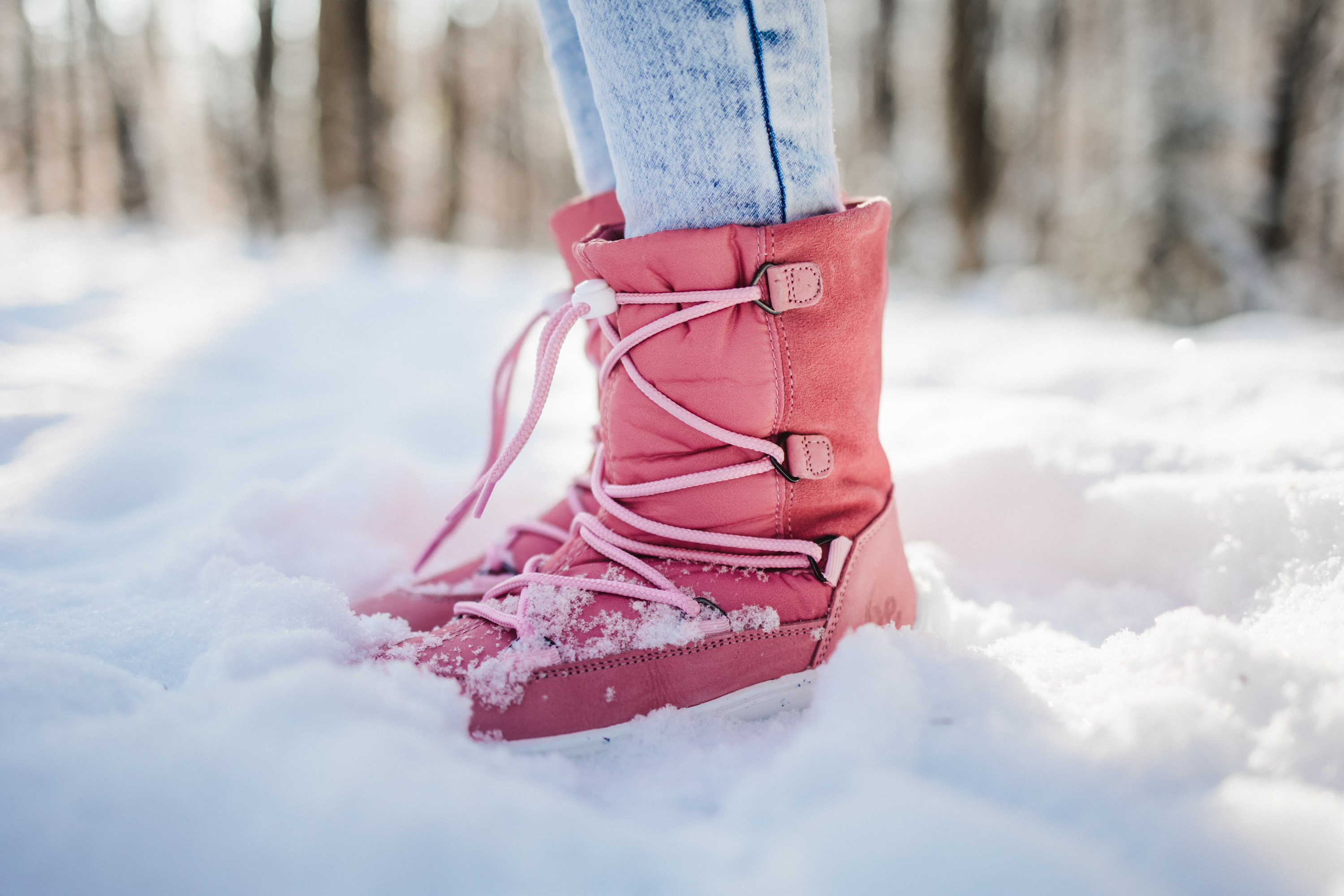 Detské zimné barefoot topánky Be Lenka Snowfox Kids 2.0 - Rose Pink.

































.insulation-properies{display:flex}@media(max-width:991px){.insulation-properies{flex-direction:column}}﻿﻿﻿﻿

































barefoot topánky dokonale napodobňujú chodenie naboso, presne tak, ako to vymyslela prírodaBe Lenka Snowfox 2.0 udržia nohy vašich detí v teple vďaka podšívke z merina vlny a vlnymembrána umiestnená medzi podšívkou a zvrškomhydrofóbny nubuk po celom obvode topánky proti oderudômyselné šnurovanie doplnené o stoper na reguláciu dotiahnutiastielka je vybavená hliníkovou vrstvou, ktorá zabraňuje prenikaniu chladu do topánkypodošva (6 mm) je čiastočne vyrobená z gumového odpaduimpregnáciou zlepšíte vodoodpudivosť topánky a uľahčíte údržbuPodošva KidsComfort vďaka svojim výstupkom zaručuje dokonalú stabilitu a kontrolu kroku pri každodennom pohybe
Hlavné atribúty barefoot obuvi
Široký priestor pre prstyTenká a flexibilná podrážkaPäta a špička sú v jednej rovineĽahká obuv
Druh obuvi: vychádzková obuv