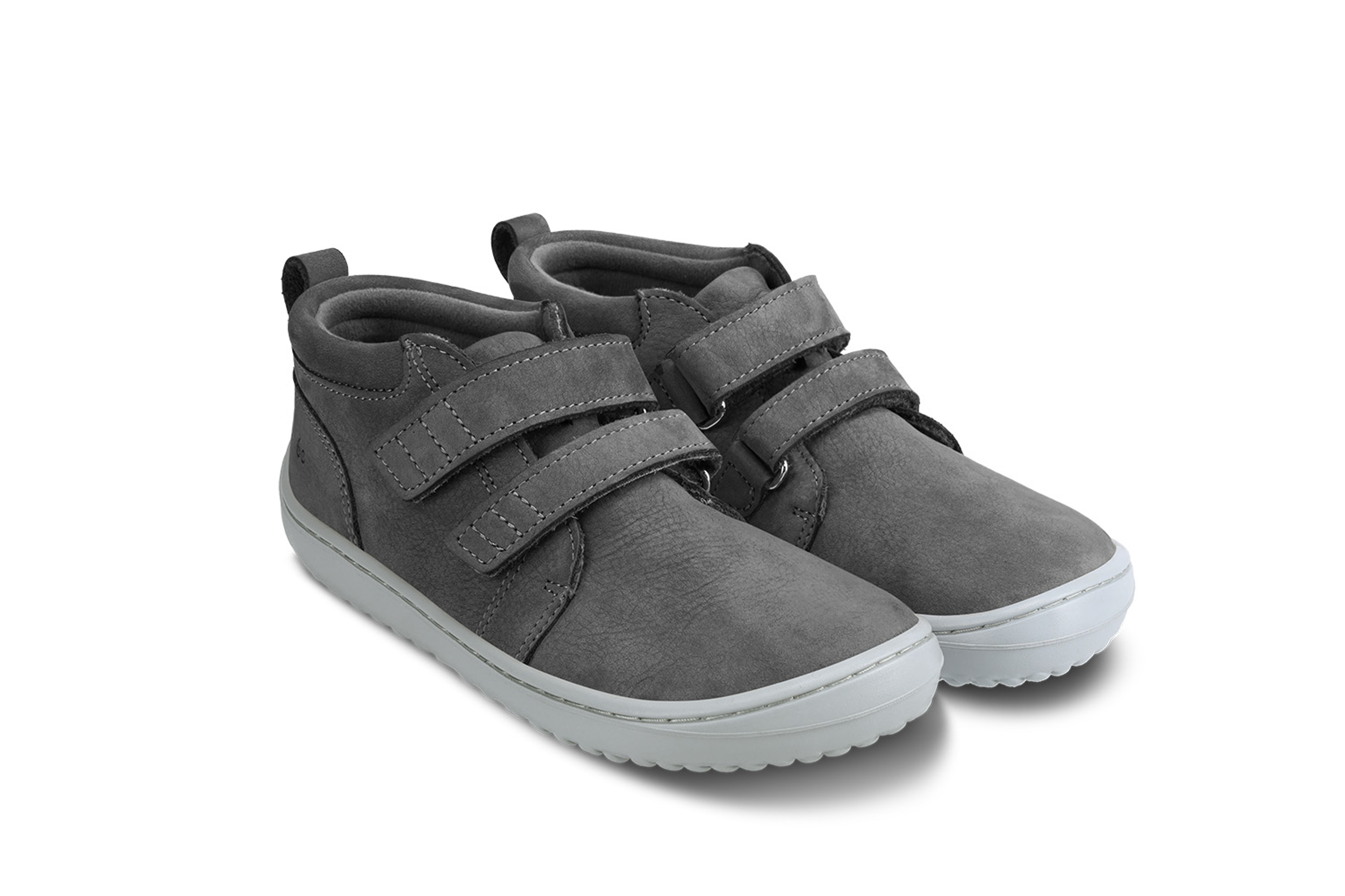 Detské barefoot topánky Be Lenka Play - Dark Grey.
  barefoot topánky dokonale napodobňujú chodenie naboso, presne tak, ako to vymyslela príroda  prešitá podošva pre dlhšiu životnosť topánok  podošva KidsComfort vďaka svojim výstupkom zaručuje dokonalú stabilitu  kožený golier na päte pre väčší komfort a odolnosť  textilná podšívka príjemná na dotyk  nová vyberateľná stielka z PU recyklátu a bavlny  štýlové debosované logo Be Lenka
Výhody barefoot topánok:
ultra flexibilná podrážkazero drop: päta a špička v jednej rovine pre správne držanie telapriestranná špička pre vaše prstyľahká obuv
Typ obuvi: vychádzková obuv