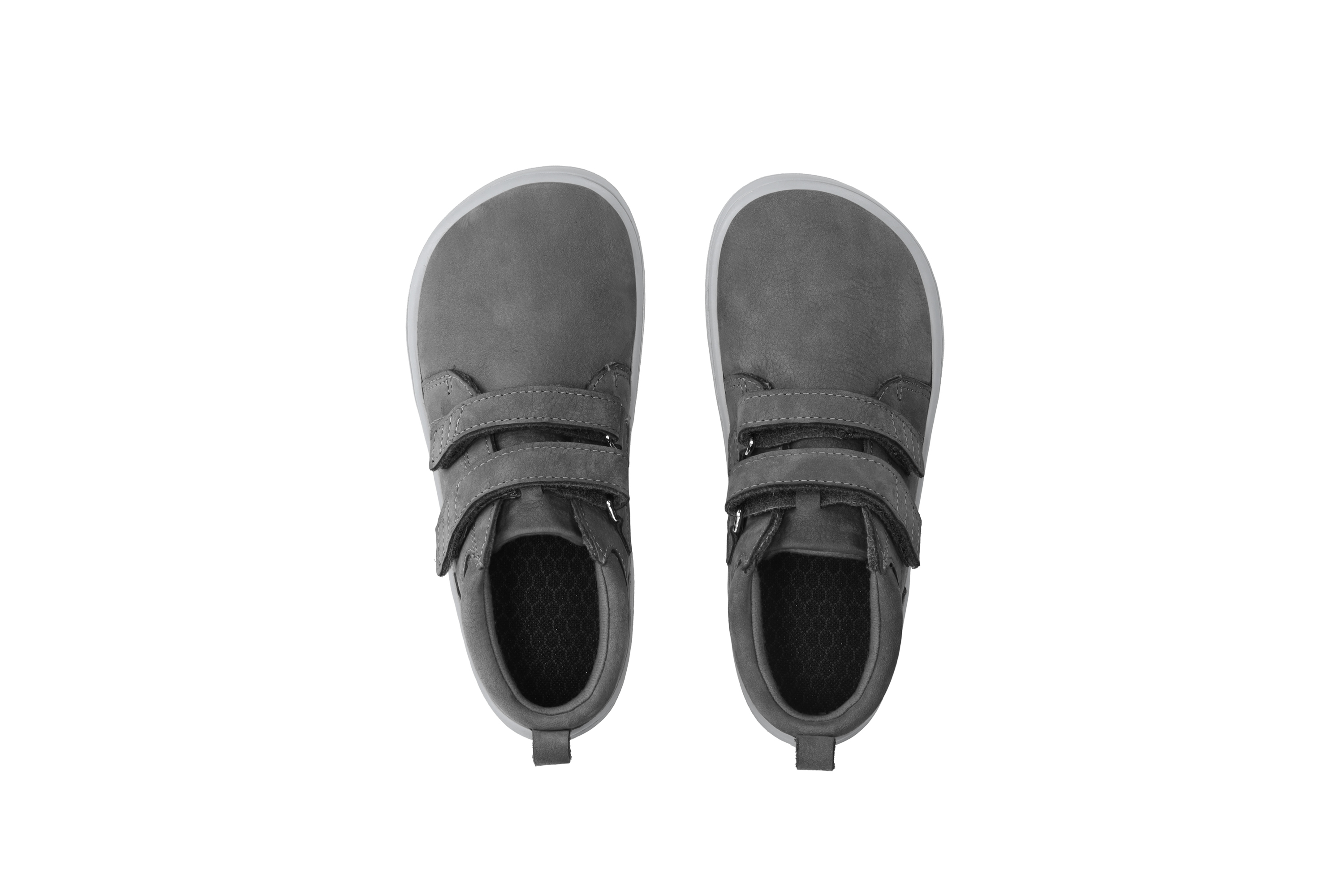 Detské barefoot topánky Be Lenka Play - Dark Grey.
  barefoot topánky dokonale napodobňujú chodenie naboso, presne tak, ako to vymyslela príroda  prešitá podošva pre dlhšiu životnosť topánok  podošva KidsComfort vďaka svojim výstupkom zaručuje dokonalú stabilitu  kožený golier na päte pre väčší komfort a odolnosť  textilná podšívka príjemná na dotyk  nová vyberateľná stielka z PU recyklátu a bavlny  štýlové debosované logo Be Lenka
Výhody barefoot topánok:
ultra flexibilná podrážkazero drop: päta a špička v jednej rovine pre správne držanie telapriestranná špička pre vaše prstyľahká obuv
Typ obuvi: vychádzková obuv