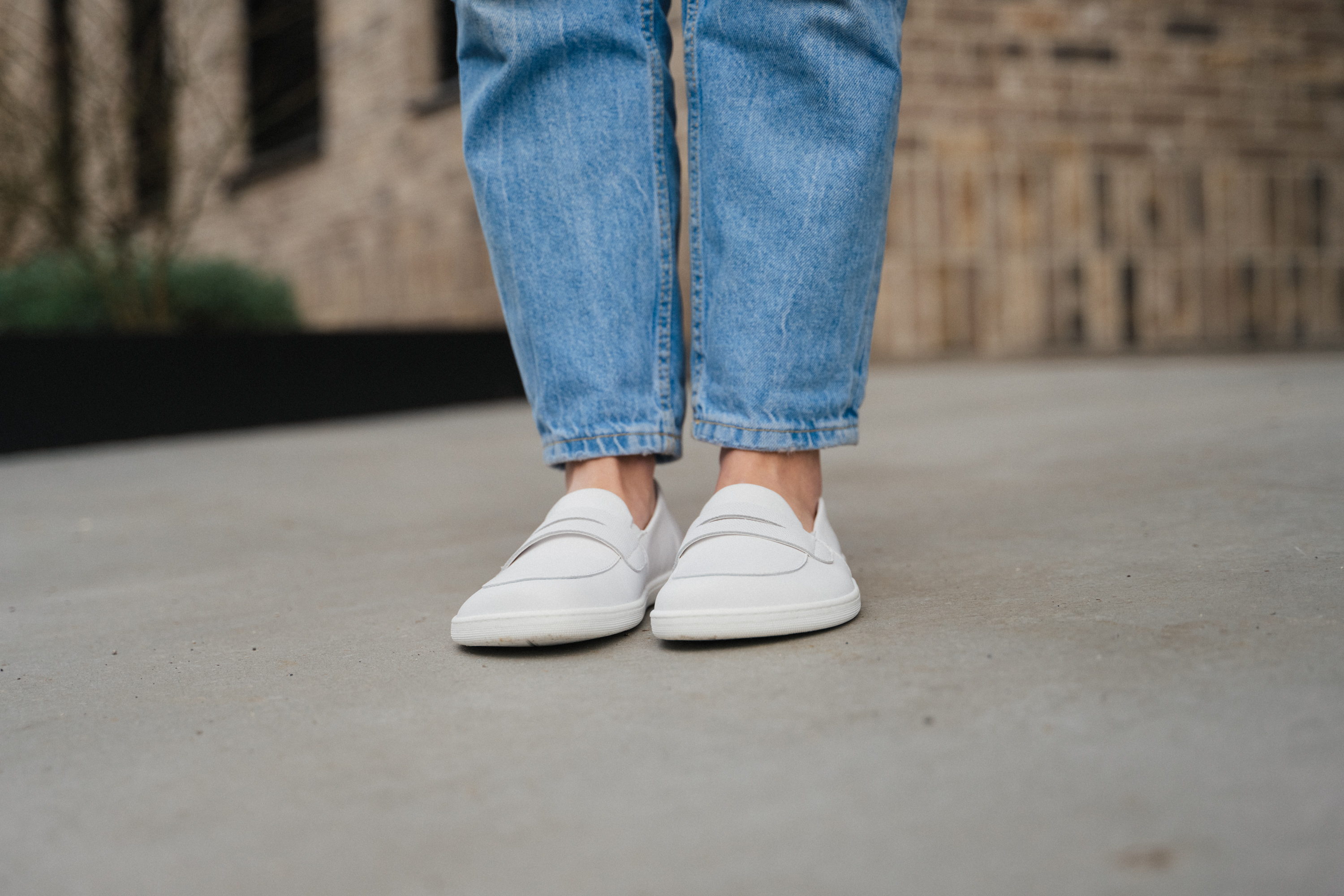 Barefoot mokasíny Be Lenka Buena - All White.
  minimalistický barefoot dizajn  jednoduché obúvanie bez šnurovania s gumičkou na jazyku  ľahko kombinovateľné s rôznymi štýlmi oblečenia - elegantnými, športovými i ležérnymi  prešitá podošva EverydayComfort pre dlhšiu životnosť topánok  pohodlné počas celodenného nosenia  jemné debosované logo Be Lenka na jazyku topánky
Výhody barefoot topánok
  ultra flexibilná podrážka  zero drop: päta a špička v jednej rovine pre správne držanie tela  priestranná špička pre vaše prsty  ľahká obuv
Typ obuvi: vychádzková obuv