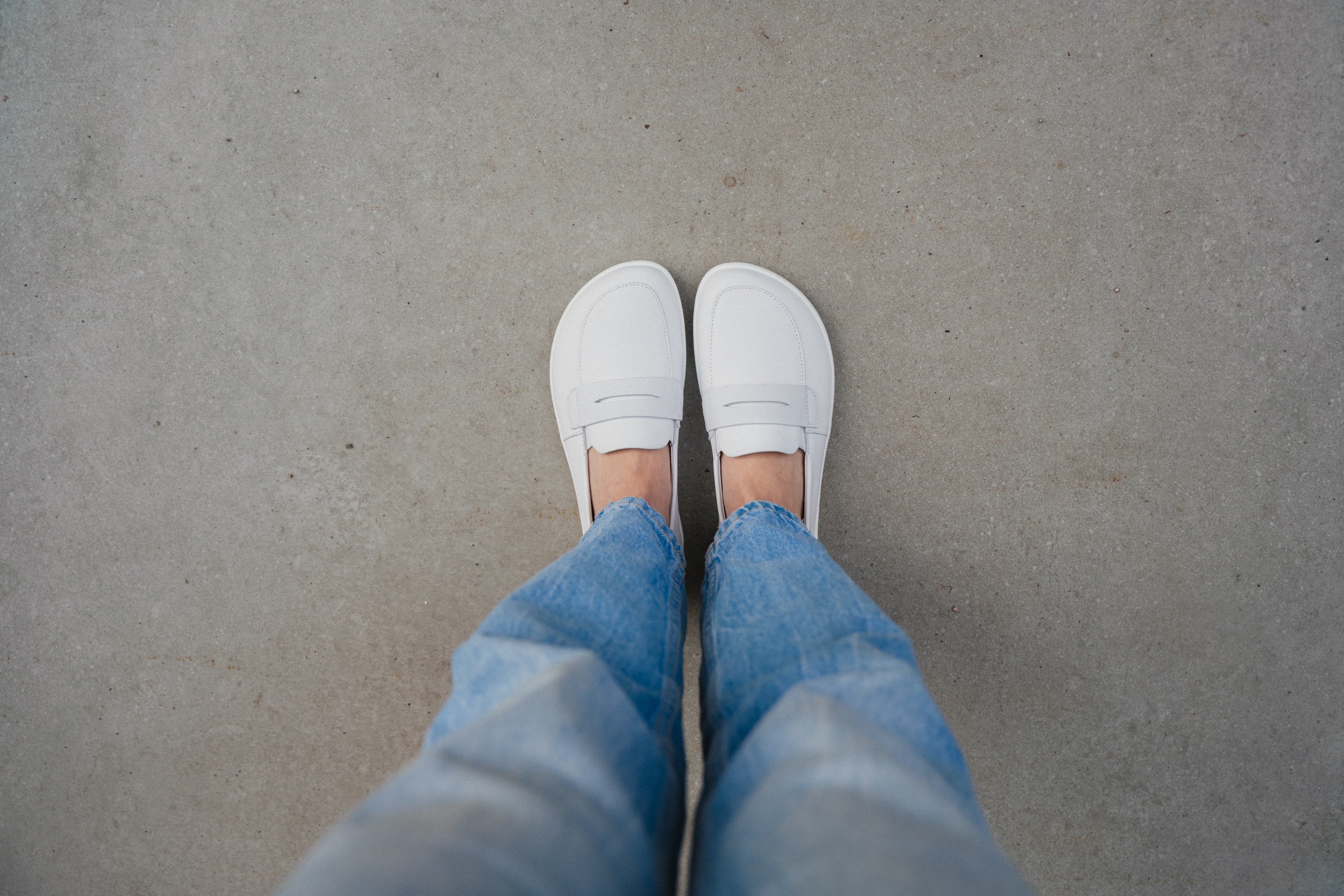 Barefoot mokasíny Be Lenka Buena - All White.
  minimalistický barefoot dizajn  jednoduché obúvanie bez šnurovania s gumičkou na jazyku  ľahko kombinovateľné s rôznymi štýlmi oblečenia - elegantnými, športovými i ležérnymi  prešitá podošva EverydayComfort pre dlhšiu životnosť topánok  pohodlné počas celodenného nosenia  jemné debosované logo Be Lenka na jazyku topánky
Výhody barefoot topánok
  ultra flexibilná podrážka  zero drop: päta a špička v jednej rovine pre správne držanie tela  priestranná špička pre vaše prsty  ľahká obuv
Typ obuvi: vychádzková obuv