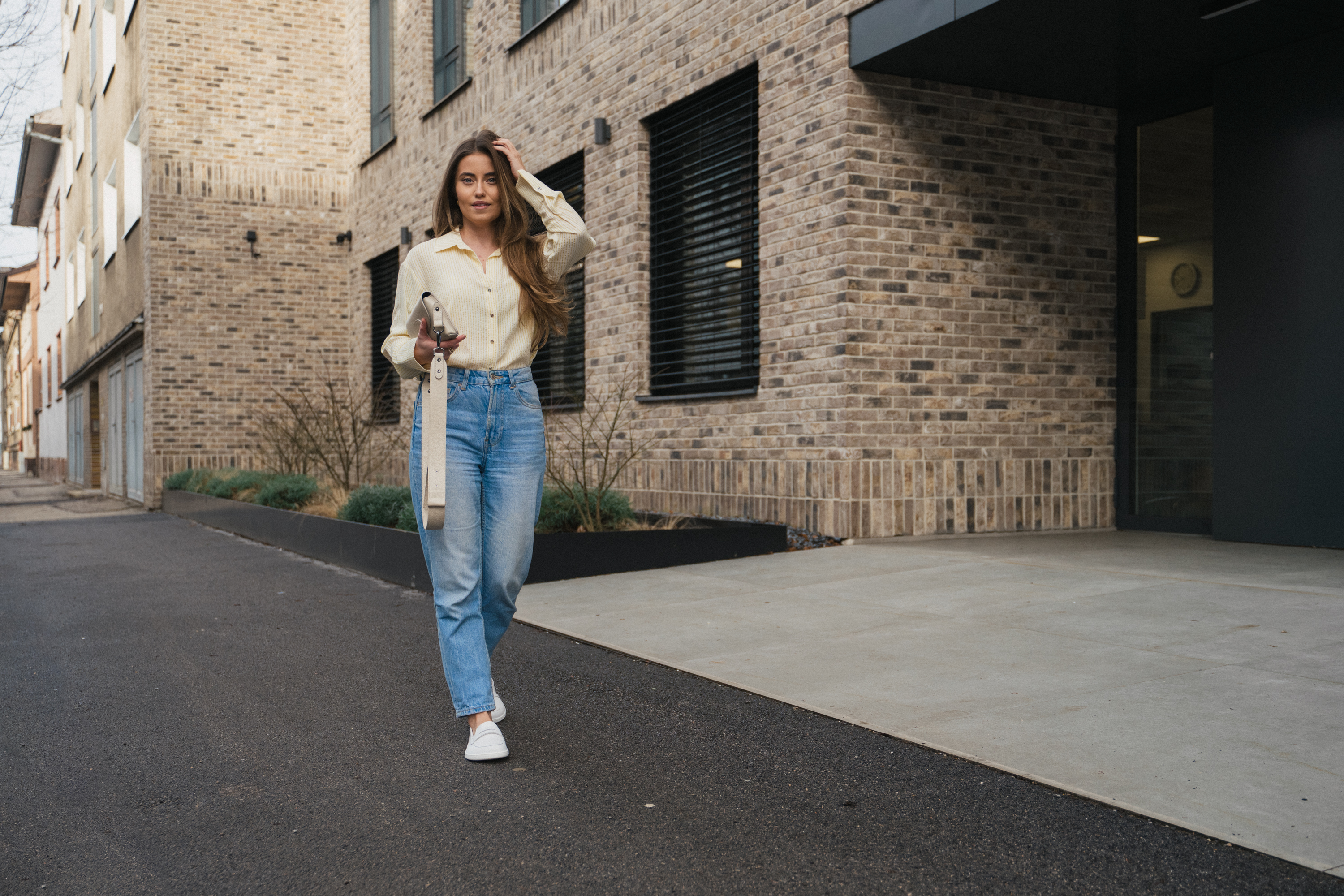 Barefoot mokasíny Be Lenka Buena - All White.
  minimalistický barefoot dizajn  jednoduché obúvanie bez šnurovania s gumičkou na jazyku  ľahko kombinovateľné s rôznymi štýlmi oblečenia - elegantnými, športovými i ležérnymi  prešitá podošva EverydayComfort pre dlhšiu životnosť topánok  pohodlné počas celodenného nosenia  jemné debosované logo Be Lenka na jazyku topánky
Výhody barefoot topánok
  ultra flexibilná podrážka  zero drop: päta a špička v jednej rovine pre správne držanie tela  priestranná špička pre vaše prsty  ľahká obuv
Typ obuvi: vychádzková obuv