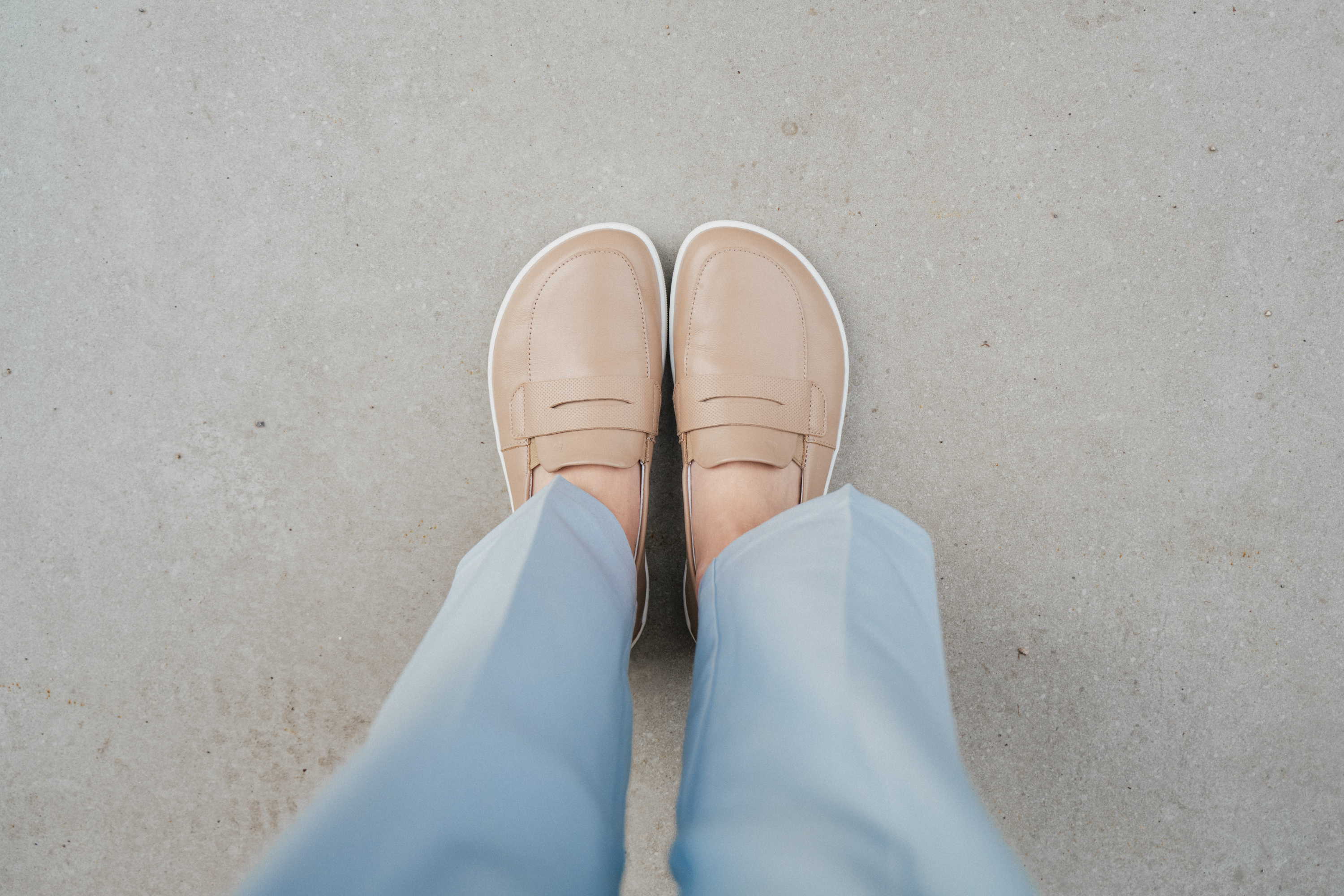 Barefoot mokasíny Be Lenka Buena - Latte Brown.
  minimalistický barefoot dizajn  jednoduché obúvanie bez šnurovania s gumičkou na jazyku  ľahko kombinovateľné s rôznymi štýlmi oblečenia - elegantnými, športovými i ležérnymi  prešitá podošva EverydayComfort pre dlhšiu životnosť topánok  pohodlné počas celodenného nosenia  jemné debosované logo Be Lenka na jazyku topánky
Výhody barefoot topánok
  ultra flexibilná podrážka  zero drop: päta a špička v jednej rovine pre správne držanie tela  priestranná špička pre vaše prsty  ľahká obuv
Typ obuvi: vychádzková obuv