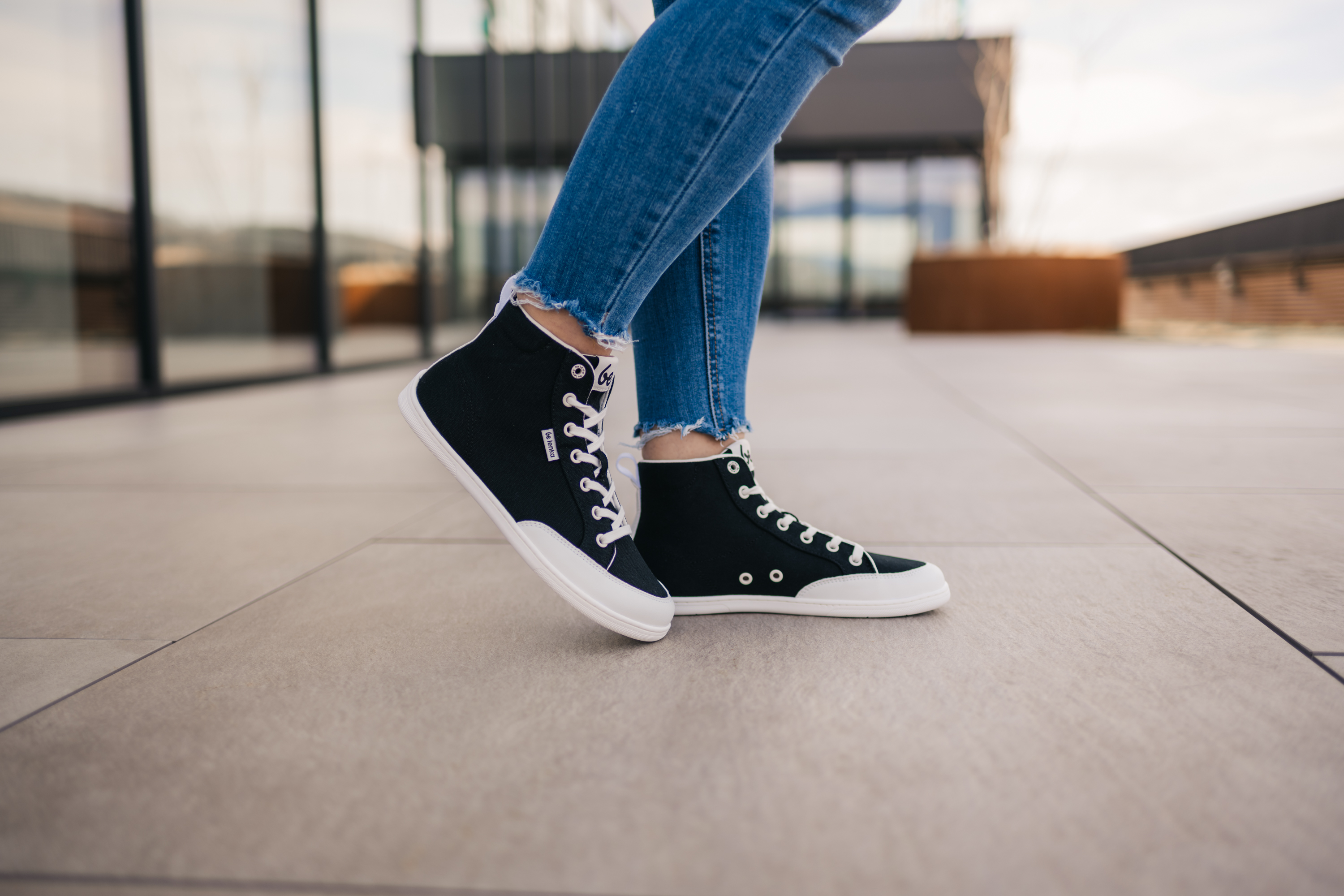 Barefoot tenisky Be Lenka Rebound - High Top - Black & White.



extrémne ľahké topánky pre všetkých milovníkov mestskej klasiky prešitá podrážka EverydayComfort Neo pre dlhšiu životnosť topánoktextilné logo na jazyku a zvršku tenisiekpútko na päte pre jednoduchšie obúvaniedve očká na vnútornej strane tenisiek pre odvetrávanie

Výhody barefoot topánok:
dokonale napodobňujú chôdzu nabosoanatomický tvar topánky poskytuje štedrý priestor pre prstynulový sklon podrážky zachová pätu a špičku v jednej rovine pre správne držanie telastimulačná podrážka s hrúbkou 5mm aktivuje nervové zakončenia chodidlaflexibilné materiály zabezpečujú lepšiu funkčnosť svalov i šliach chodidlaľahkosť obuvi ako prevencia proti únave nôh
Typ: vychádzková obuv