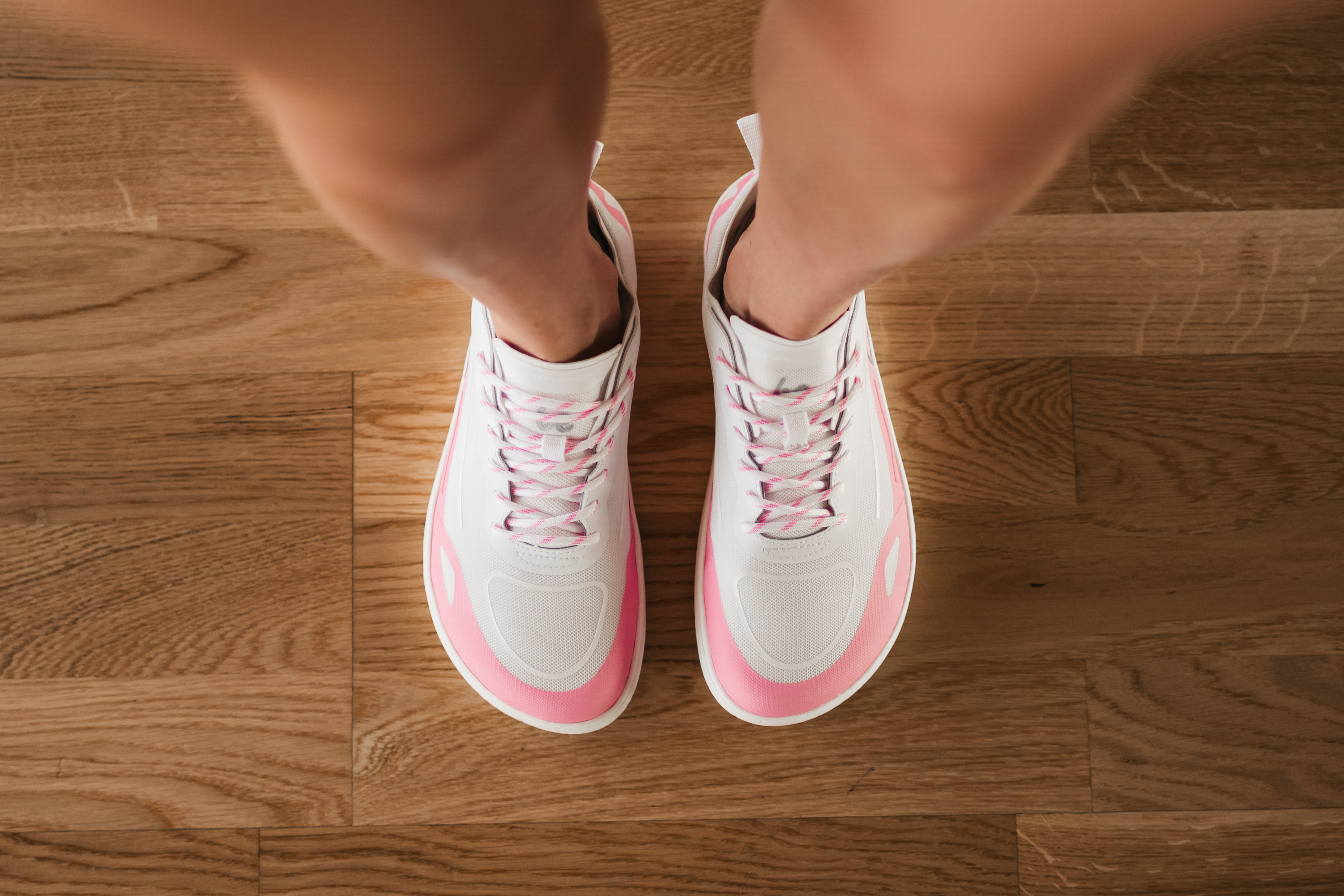 Barefoot tenisky Be Lenka Velocity - Light Pink.



extrémne ľahké topánky pre všetkých milovníkov pohybuprešitá podrážka ActiveGrip Neo pre dlhšiu životnosť topánokštýlové 3D logo Be Lenka na zvršku topánkypraktické putko, vďaka ktorému tento model hravo pripevníte na ruksakmäkká a na dotyk príjemná podšívkaantibakteriálna stielka dobre odvádzajúca vlhkosťtopánky nie sú určené na intenzívne športové aktivity, napr.

Výhody barefoot topánok:
dokonale napodobňujú chôdzu nabosoanatomický tvar topánky poskytuje štedrý priestor pre prstynulový sklon podrážky zachová pätu a špičku v jednej rovine pre správne držanie telastimulačná podrážka s hrúbkou 5mm aktivuje nervové zakončenia chodidlaflexibilné materiály zabezpečujú lepšiu funkčnosť svalov i šliach chodidlaľahkosť obuvi ako prevencia proti únave nôh
Typ: vychádzková obuv