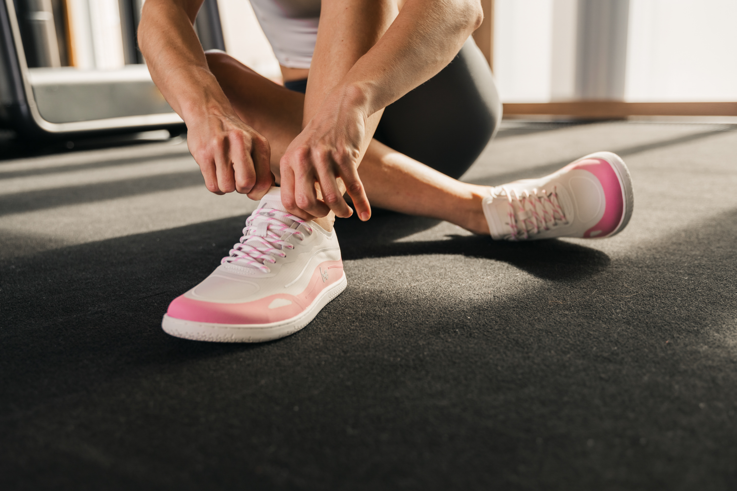 Barefoot tenisky Be Lenka Velocity - Light Pink.



extrémne ľahké topánky pre všetkých milovníkov pohybuprešitá podrážka ActiveGrip Neo pre dlhšiu životnosť topánokštýlové 3D logo Be Lenka na zvršku topánkypraktické putko, vďaka ktorému tento model hravo pripevníte na ruksakmäkká a na dotyk príjemná podšívkaantibakteriálna stielka dobre odvádzajúca vlhkosťtopánky nie sú určené na intenzívne športové aktivity, napr.

Výhody barefoot topánok:
dokonale napodobňujú chôdzu nabosoanatomický tvar topánky poskytuje štedrý priestor pre prstynulový sklon podrážky zachová pätu a špičku v jednej rovine pre správne držanie telastimulačná podrážka s hrúbkou 5mm aktivuje nervové zakončenia chodidlaflexibilné materiály zabezpečujú lepšiu funkčnosť svalov i šliach chodidlaľahkosť obuvi ako prevencia proti únave nôh
Typ: vychádzková obuv