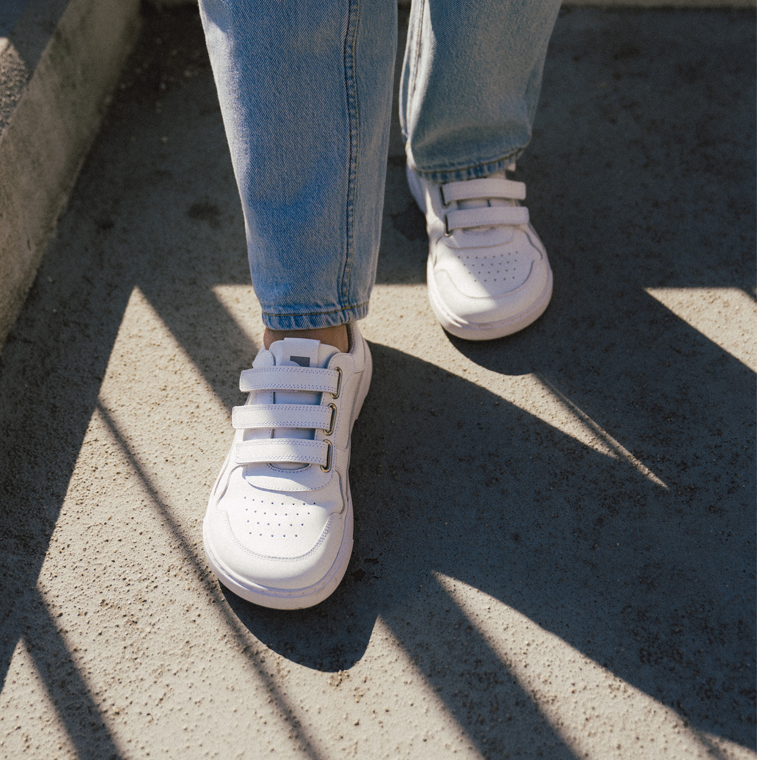 Barefoot tenisky Barebarics Zing Velcro - All White - Leather.
Anatomický tvar - Topánka rešpektuje tvar chodidiel.
Viac info
vychádzková obuvmoderný mestský dizajnnavrhnuté a ručne vyrobené v Európskej úniivynikajúca odolnosť a farebná stálosť materiálovdostupné v číslach: 36 - 47 (podľa európskeho merania)