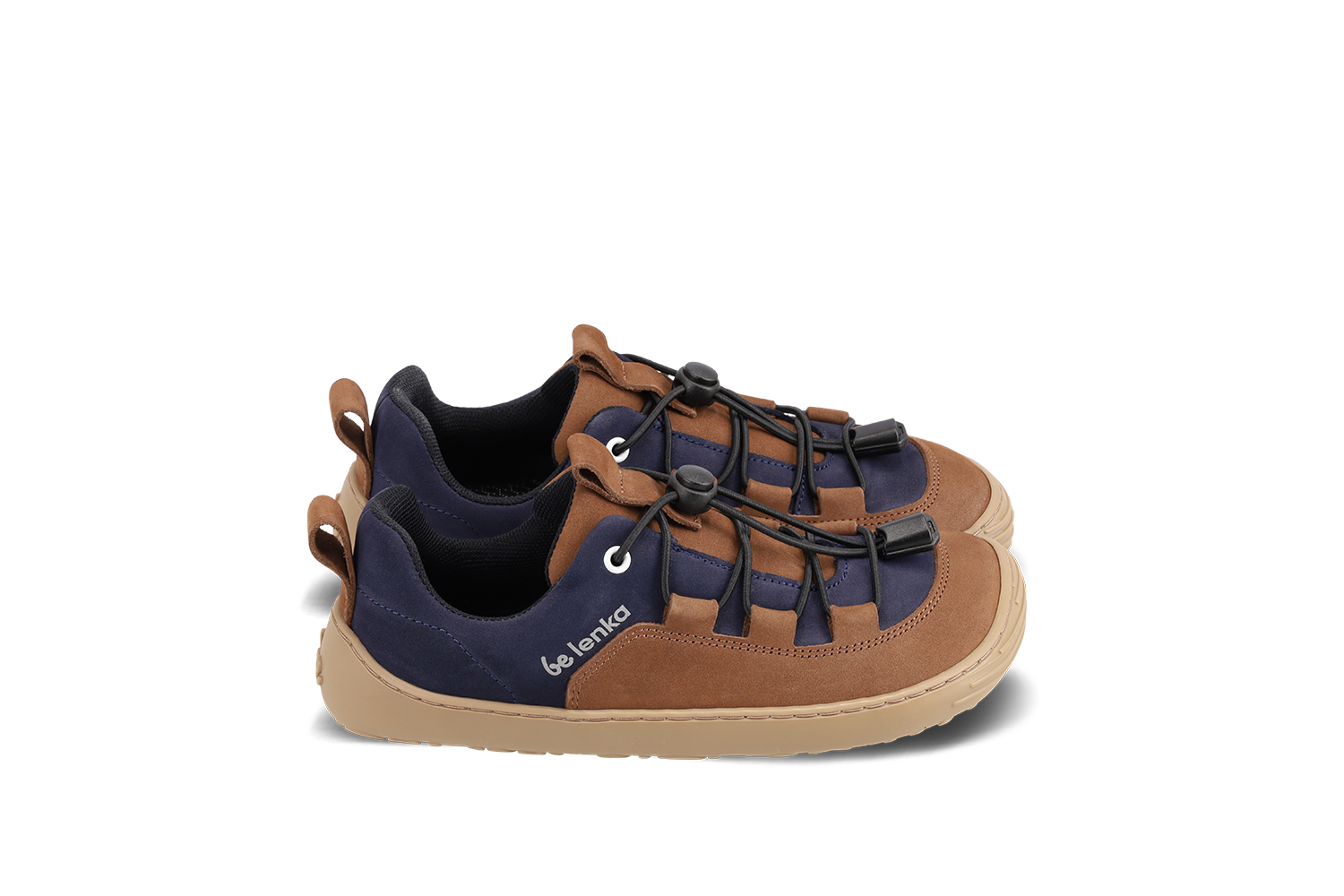 Detské barefoot tenisky Be Lenka Xplorer - Dark Brown & Navy.
 tenisky vyrobené z prémiovej kože nubukšpička topánok je dostatočne široká na to, aby sa prsty pri pohybe mohli prirodzene hýbaťpodšívka je príjemná na dotyk a navyše zaisťuje komfort i tepelnú izoláciustoper umožňuje ideálne stiahnutie tenisiek na priehlavkuflexibilná podrážka KidsUltraGrip s kresleným vzorom o hrúbke 6 mm zabezpečuje ideálny kontakt s povrchom (priaznivo pôsobí na vývoj detského chodidla)obuv nie je určená na športovanie (pri bicyklovaní, jazdení na kolobežke a iných činnostiach namáhajúcich podrážku môže dôjsť k jej mechanickému poškodeniu)
Výhody barefoot topánok:
ultra flexibilná podrážkazero drop: päta a špička v jednej rovine pre správne držanie telapriestranná špička pre vaše prstyľahká obuv
Typ: vychádzková obuv