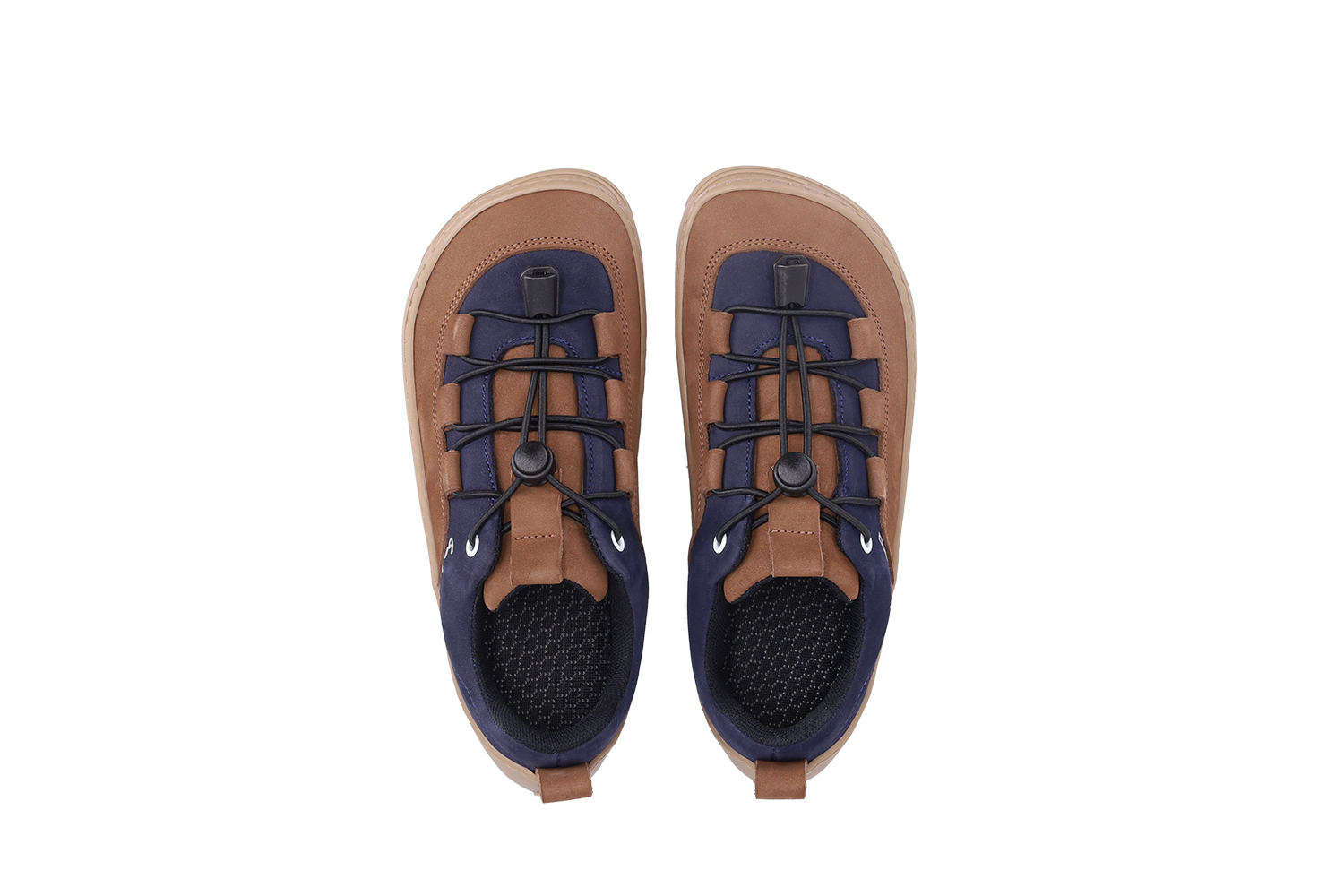 Detské barefoot tenisky Be Lenka Xplorer - Dark Brown & Navy.
 tenisky vyrobené z prémiovej kože nubukšpička topánok je dostatočne široká na to, aby sa prsty pri pohybe mohli prirodzene hýbaťpodšívka je príjemná na dotyk a navyše zaisťuje komfort i tepelnú izoláciustoper umožňuje ideálne stiahnutie tenisiek na priehlavkuflexibilná podrážka KidsUltraGrip s kresleným vzorom o hrúbke 6 mm zabezpečuje ideálny kontakt s povrchom (priaznivo pôsobí na vývoj detského chodidla)obuv nie je určená na športovanie (pri bicyklovaní, jazdení na kolobežke a iných činnostiach namáhajúcich podrážku môže dôjsť k jej mechanickému poškodeniu)
Výhody barefoot topánok:
ultra flexibilná podrážkazero drop: päta a špička v jednej rovine pre správne držanie telapriestranná špička pre vaše prstyľahká obuv
Typ: vychádzková obuv