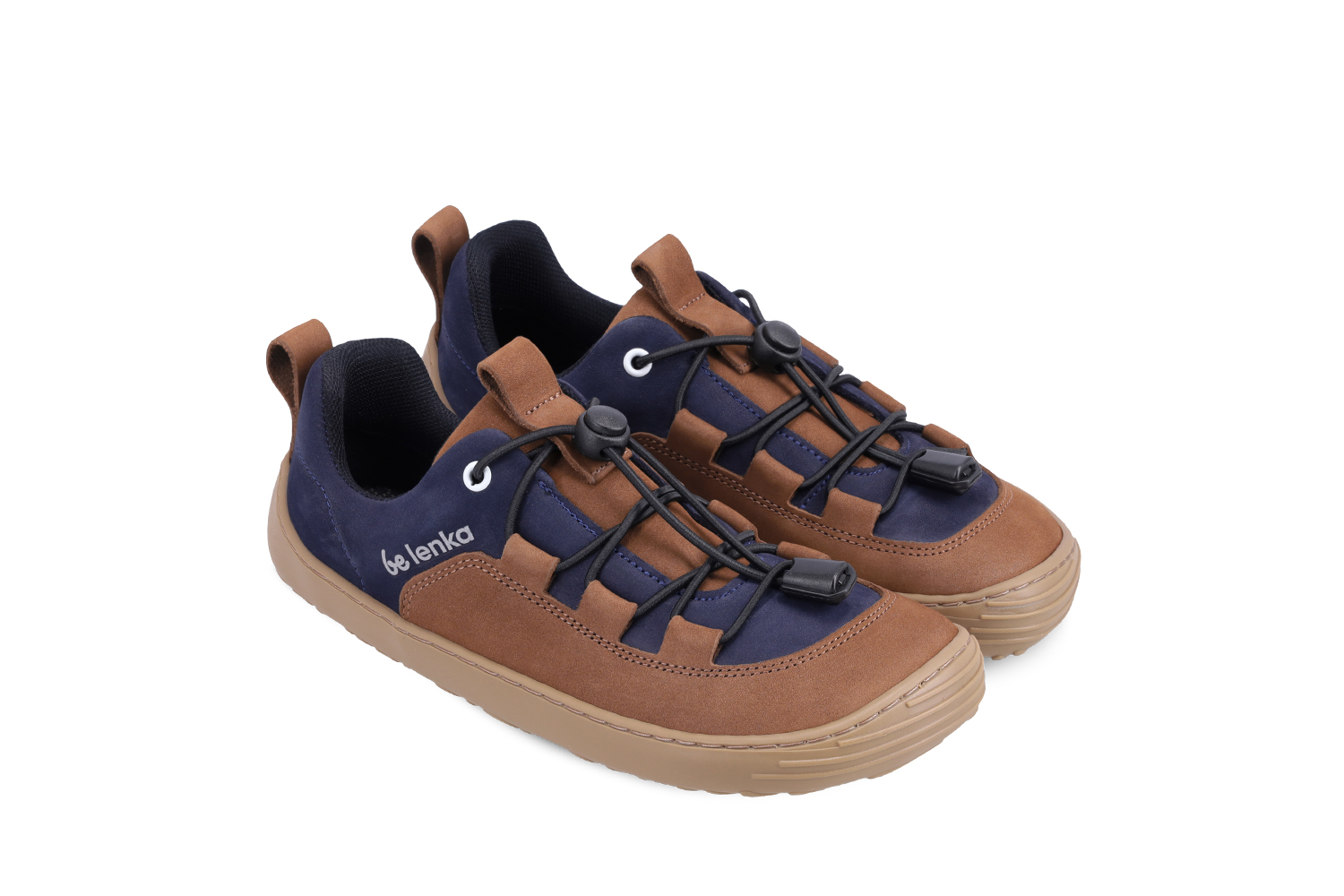 Detské barefoot tenisky Be Lenka Xplorer - Dark Brown & Navy.
 tenisky vyrobené z prémiovej kože nubukšpička topánok je dostatočne široká na to, aby sa prsty pri pohybe mohli prirodzene hýbaťpodšívka je príjemná na dotyk a navyše zaisťuje komfort i tepelnú izoláciustoper umožňuje ideálne stiahnutie tenisiek na priehlavkuflexibilná podrážka KidsUltraGrip s kresleným vzorom o hrúbke 6 mm zabezpečuje ideálny kontakt s povrchom (priaznivo pôsobí na vývoj detského chodidla)obuv nie je určená na športovanie (pri bicyklovaní, jazdení na kolobežke a iných činnostiach namáhajúcich podrážku môže dôjsť k jej mechanickému poškodeniu)
Výhody barefoot topánok:
ultra flexibilná podrážkazero drop: päta a špička v jednej rovine pre správne držanie telapriestranná špička pre vaše prstyľahká obuv
Typ: vychádzková obuv