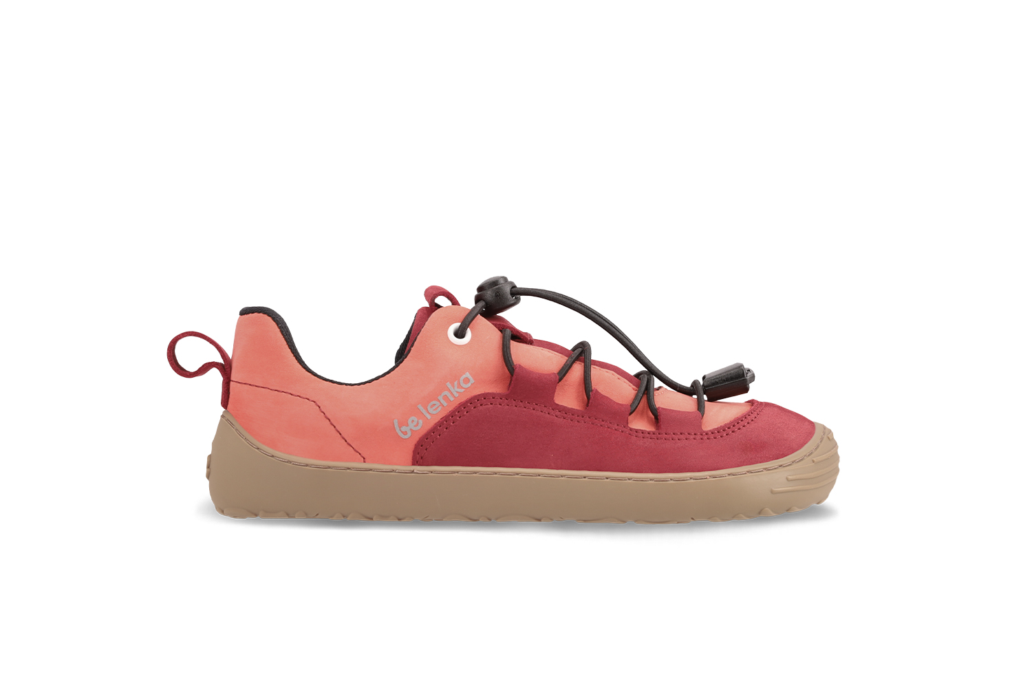 Detské barefoot tenisky Be Lenka Xplorer - Dark Red & Coral.
 tenisky vyrobené z prémiovej kože nubukšpička topánok je dostatočne široká na to, aby sa prsty pri pohybe mohli prirodzene hýbaťpodšívka je príjemná na dotyk a navyše zaisťuje komfort i tepelnú izoláciustoper umožňuje ideálne stiahnutie tenisiek na priehlavkuflexibilná podrážka KidsUltraGrip s kresleným vzorom o hrúbke 6 mm zabezpečuje ideálny kontakt s povrchom (priaznivo pôsobí na vývoj detského chodidla)obuv nie je určená na športovanie (pri bicyklovaní, jazdení na kolobežke a iných činnostiach namáhajúcich podrážku môže dôjsť k jej mechanickému poškodeniu)
Výhody barefoot topánok:
ultra flexibilná podrážkazero drop: päta a špička v jednej rovine pre správne držanie telapriestranná špička pre vaše prstyľahká obuv
Typ: vychádzková obuv