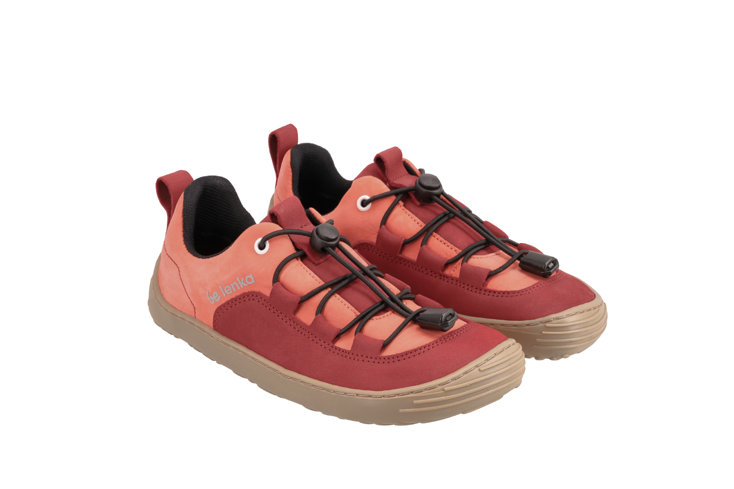 Detské barefoot tenisky Be Lenka Xplorer - Dark Red & Coral.
 tenisky vyrobené z prémiovej kože nubukšpička topánok je dostatočne široká na to, aby sa prsty pri pohybe mohli prirodzene hýbaťpodšívka je príjemná na dotyk a navyše zaisťuje komfort i tepelnú izoláciustoper umožňuje ideálne stiahnutie tenisiek na priehlavkuflexibilná podrážka KidsUltraGrip s kresleným vzorom o hrúbke 6 mm zabezpečuje ideálny kontakt s povrchom (priaznivo pôsobí na vývoj detského chodidla)obuv nie je určená na športovanie (pri bicyklovaní, jazdení na kolobežke a iných činnostiach namáhajúcich podrážku môže dôjsť k jej mechanickému poškodeniu)
Výhody barefoot topánok:
ultra flexibilná podrážkazero drop: päta a špička v jednej rovine pre správne držanie telapriestranná špička pre vaše prstyľahká obuv
Typ: vychádzková obuv