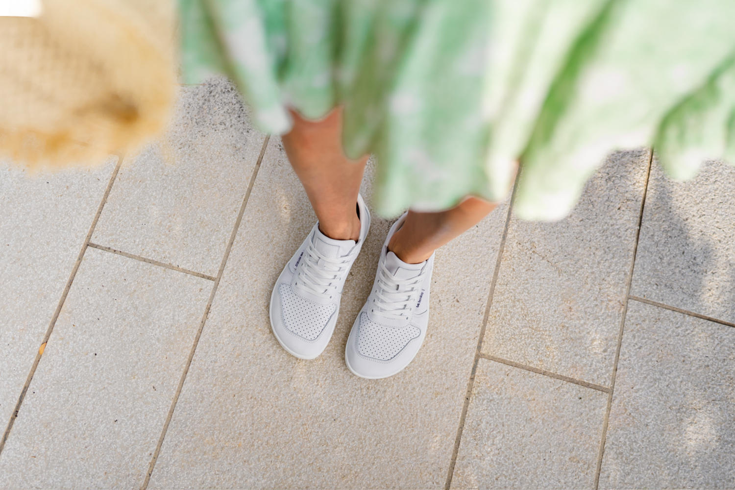 Barefoot tenisky Be Lenka Champ 3.0 - All White.
Zvršok: koža (nappa)Podšívka: mikrovlákno Podošva: TR (UrbanComfort)Stielka: PU recyklát + bavlna (vyberateľná)Výroba: Portugalsko
tretia generácia jedného z najobľúbenejších modelov Be Lenkafarby tenisiek i dizajn tenisiek sú ľahko kombinovateľné s mnohými outfitmivylepšený kožený golier na pätepridané kovové očká na šnúrkyštruktúrovaná koža na boku i na päte pre ešte elegantnejší vzhľadprešitá podošva pre dlhšiu životnosť topánokpodošva UrbanComfort je stvorená pre každodenný barefoot komfortnová TR zmes sa vyznačuje vynikajúcou oderuvzdornosťou, pričom si stále udržiava výbornú flexibilituprešitá podošva pre dlhšiu životnosť topánok
Výhody barefoot topánok:
dokonale napodobňujú chôdzu nabosoanatomický tvar topánky poskytuje štedrý priestor pre prstynulový sklon podrážky zachová pätu a špičku v jednej rovine pre správne držanie telastimulačná podrážka s hrúbkou 4mm (bez výstupkov) aktivuje nervové zakončenia chodidlaflexibilné materiály zabezpečujú lepšiu funkčnosť svalov i šliach chodidlaľahkosť obuvi ako prevencia proti únave nôh
Typ: vychádzková obuv