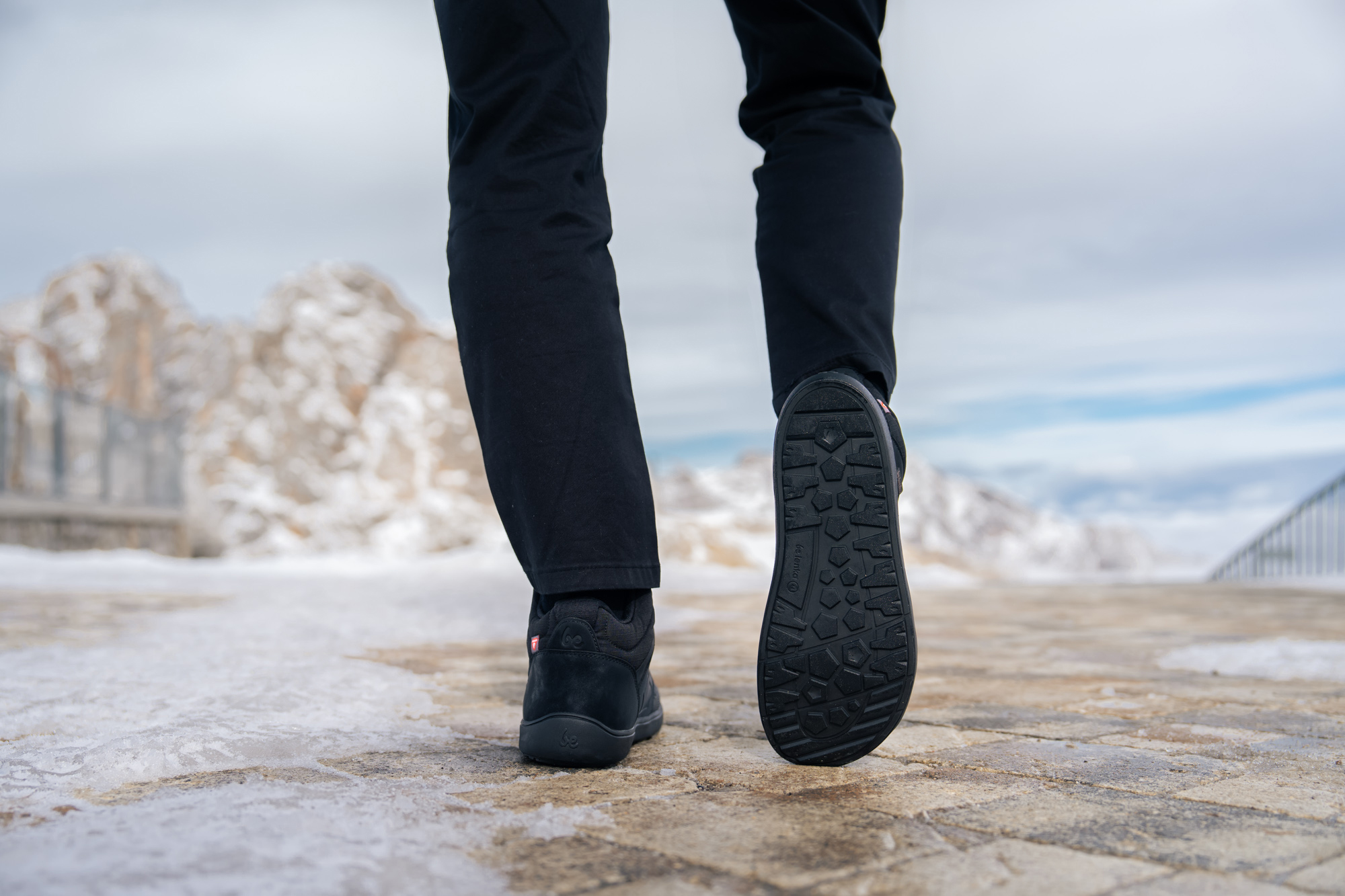 Barefoot topánky Be Lenka  ArcticEdge - All Black.
    barefoot topánky dokonale napodobňujú chodenie naboso, presne tak, ako to vymyslela príroda    technický zvršok z odolného ripstop materiálu + TPU + PU    nepremokavá paropriepustná membrána a skvelé izolačné vlastnosti (každý pár prejde testom na vodeodolnosť)    univerzálna zimná podošva ThermoGrip Neo s protišmykovým dezénom a výbornou flexibilitou    podšívka z Primaloftu kombinuje ľahkosť, výnimočné tepelné vlastnosti a nepremokavosť    odolná okopová časť na špičke topánky
Výhody barefoot topánok:
    flexibilná podrážka    zero drop: päta a špička v jednej rovine pre správne držanie tela    priestranná špička pre vaše prsty    ľahká obuv