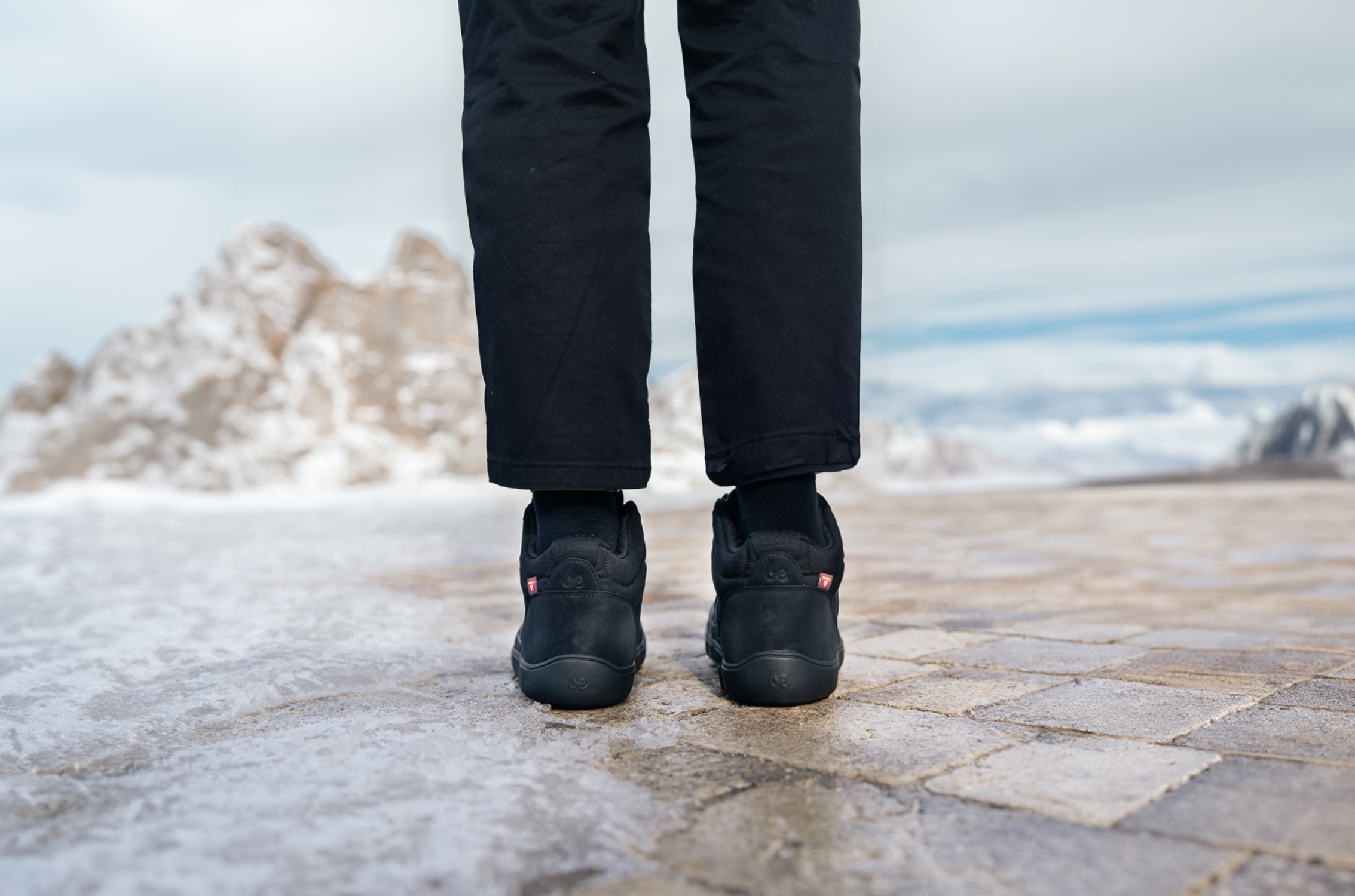 Barefoot topánky Be Lenka  ArcticEdge - All Black.
    barefoot topánky dokonale napodobňujú chodenie naboso, presne tak, ako to vymyslela príroda    technický zvršok z odolného ripstop materiálu + TPU + PU    nepremokavá paropriepustná membrána a skvelé izolačné vlastnosti (každý pár prejde testom na vodeodolnosť)    univerzálna zimná podošva ThermoGrip Neo s protišmykovým dezénom a výbornou flexibilitou    podšívka z Primaloftu kombinuje ľahkosť, výnimočné tepelné vlastnosti a nepremokavosť    odolná okopová časť na špičke topánky
Výhody barefoot topánok:
    flexibilná podrážka    zero drop: päta a špička v jednej rovine pre správne držanie tela    priestranná špička pre vaše prsty    ľahká obuv