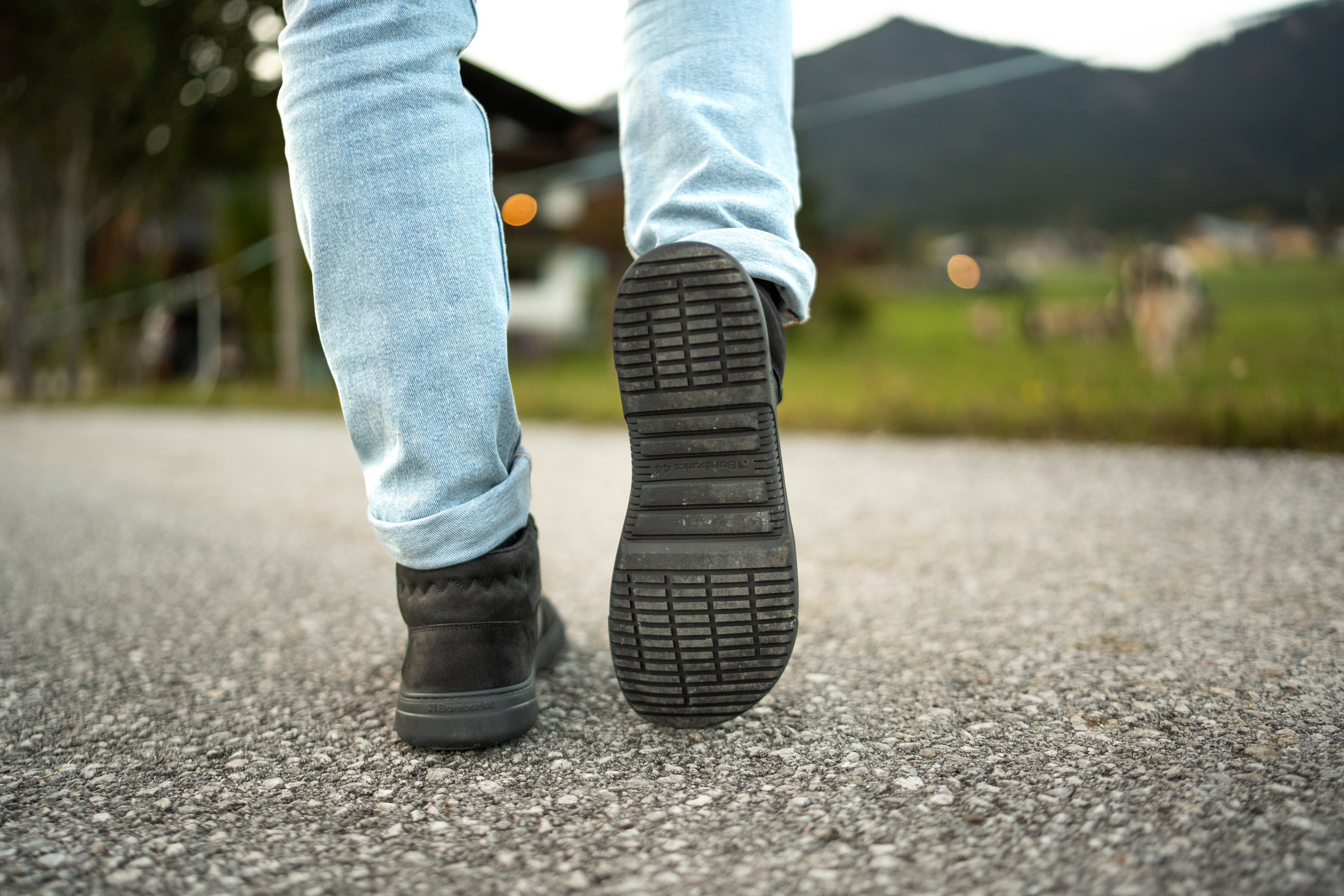 Barefoot tenisky Barebarics Element - All Black.
Barebarics tenisky sú vyrábané v rámci procesov, ktoré minimalizujú vplyv na životné prostredie.
  Zvršok sa skladá z kože nubuk s hydrofóbnou úpravou, ktorá veľmi dobre odpudzuje vodu  Podšívka je vyrobená z technickej textílie Dermodry Coolmax®, ktorá zabezpečuje kontinuálny odvod vlhkosti  Podošva je zhotovená z jemnej syntetickej gumy s vysokou odolnosťou voči opotrebeniu  Stielka je vyberateľná a zložená z PU recyklátu a mikrovlákna, ktoré zabezpečujú vynikajúcu priedušnosť a napomáhajú udržať nohy v suchu


Barefoot atribúty
    Anatomický tvar - Teniska rešpektuje tvar chodidiel.

Viac info
vychádzková obuvmoderný mestský dizajnnavrhnuté a ručne vyrobené v Európskej únii, z lokálnych udržateľných materiálovvynikajúca odolnosť a farebná stálosť materiálovtechnológia Dermodry Coolmax® pre kontinuálny odvod vlhkostidostupné v číslach: 36 - 47 (podľa európskeho merania)